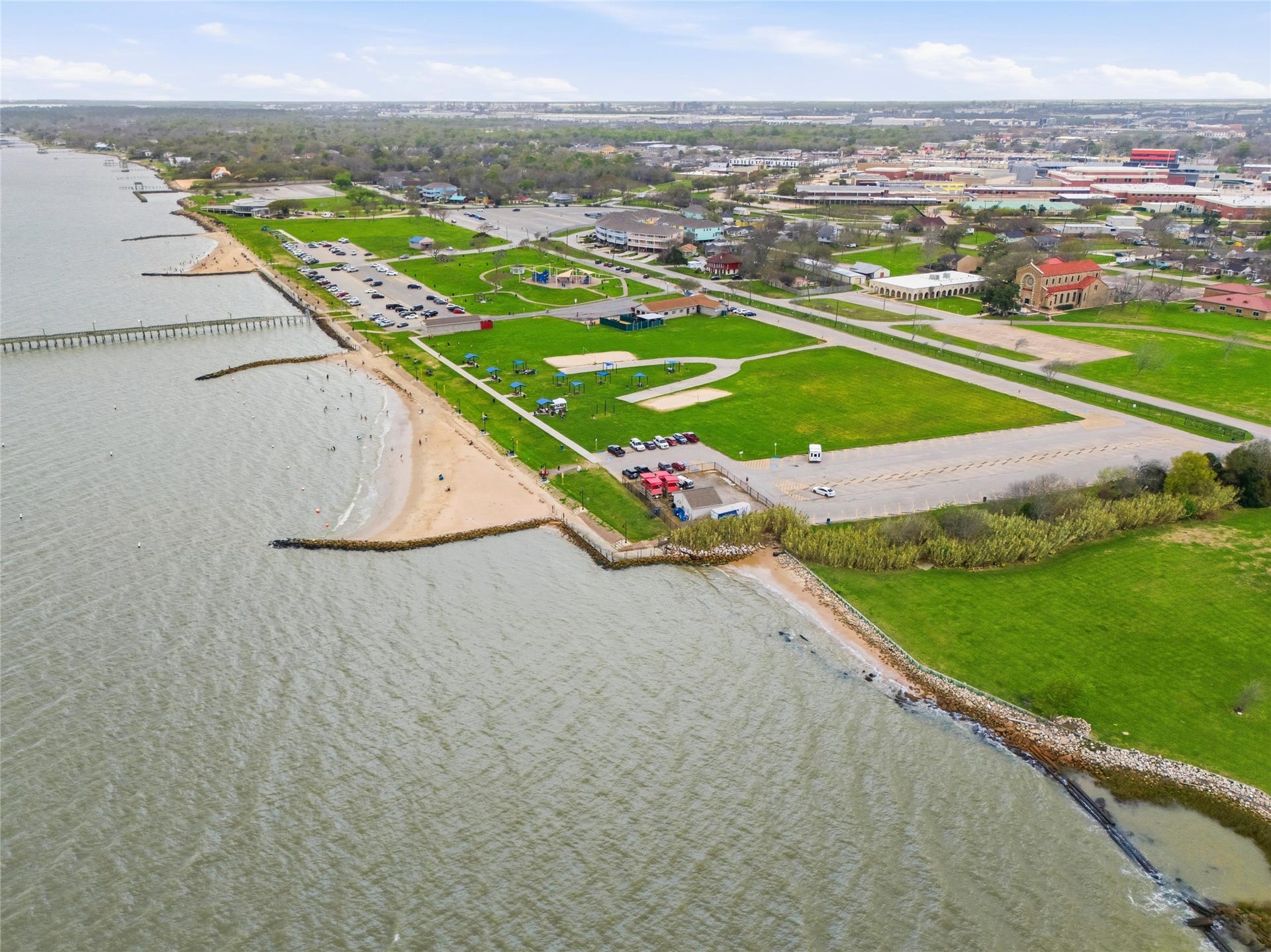 Just a couple minutes from Sylvan Beach! Offering sandy shoreline access, a fishing pier, boat ramps, picnic areas, playgrounds, and scenic waterfront views along Galveston Bay.