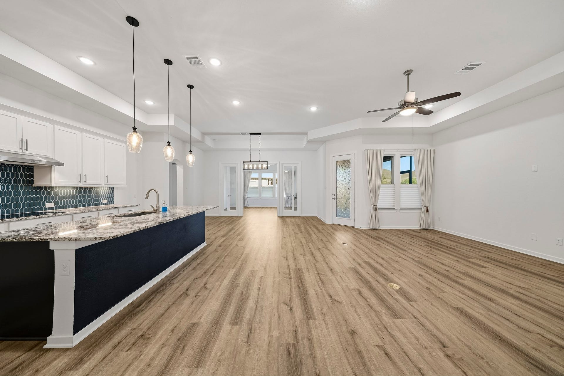 9527 Waxwing Trace, Manvel, TX 77578 Open floorplan allows for easy entertaining.