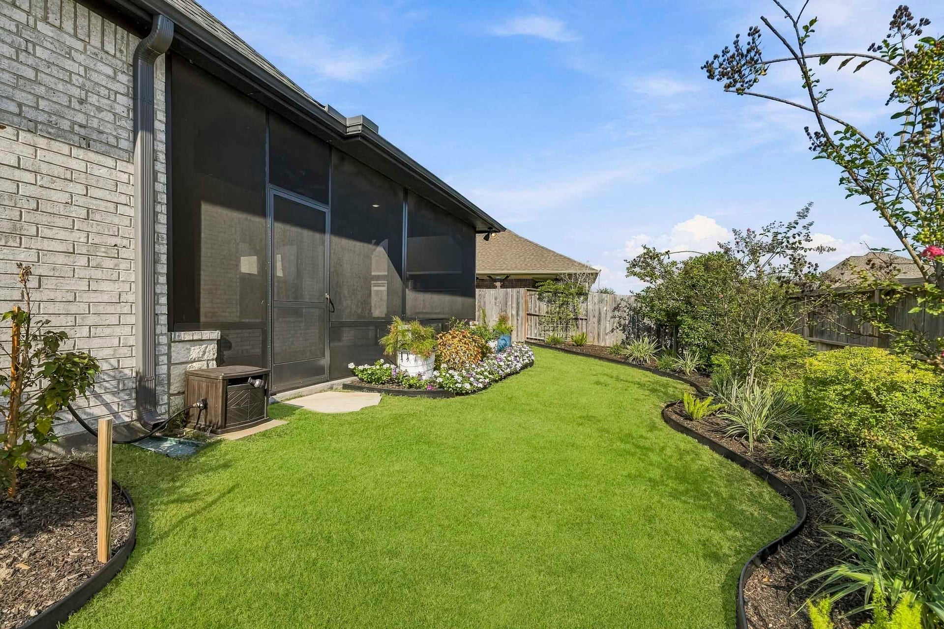 9527 Waxwing Trace, Manvel, TX 77578 Abundant landscaping.