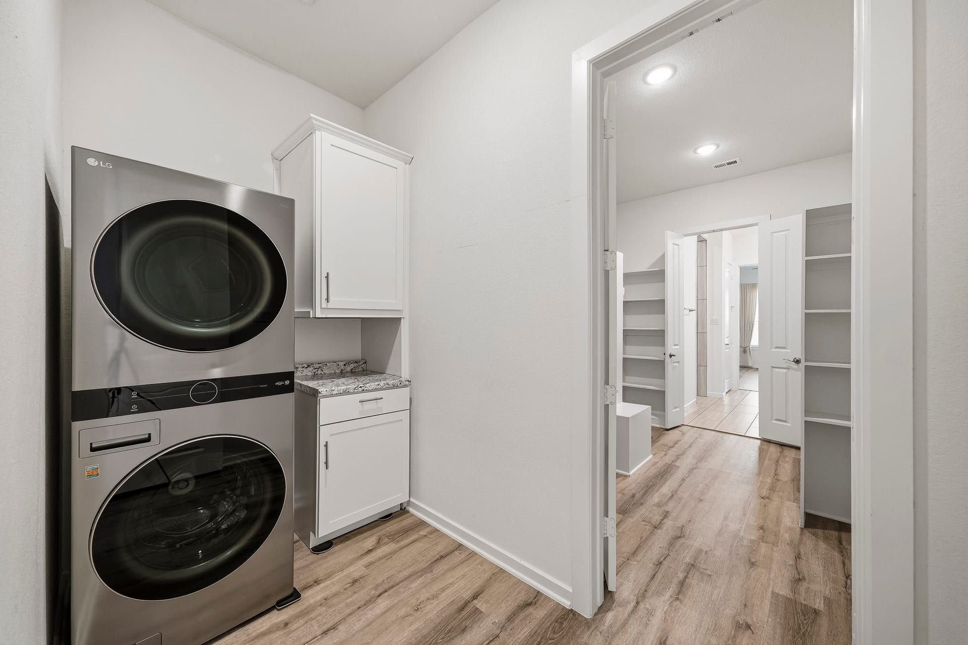 9527 Waxwing Trace, Manvel, TX 77578 Utility room. Washer and dryer stay with the house.