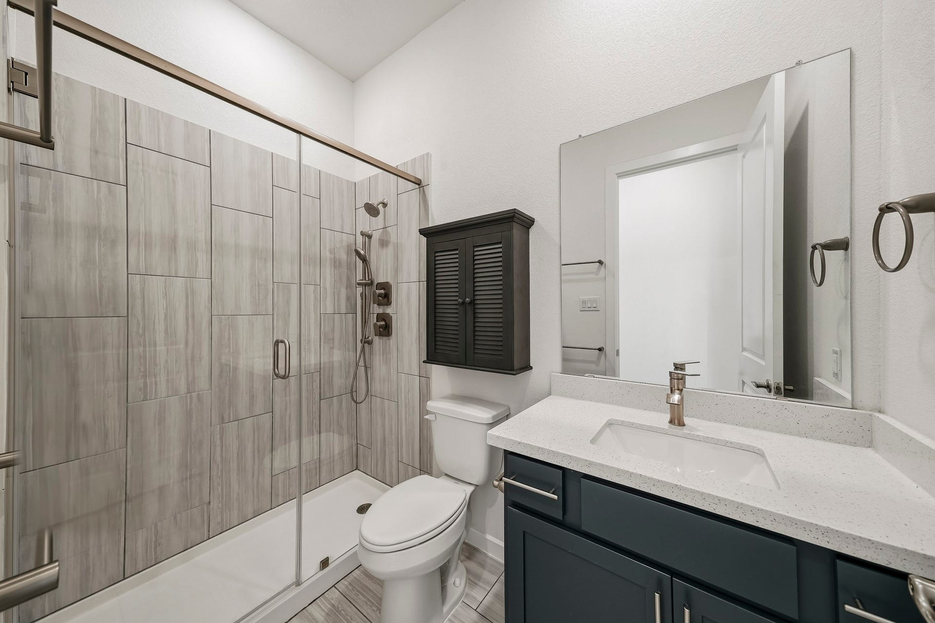9527 Waxwing Trace, Manvel, TX 77578 Secondary bathroom.
