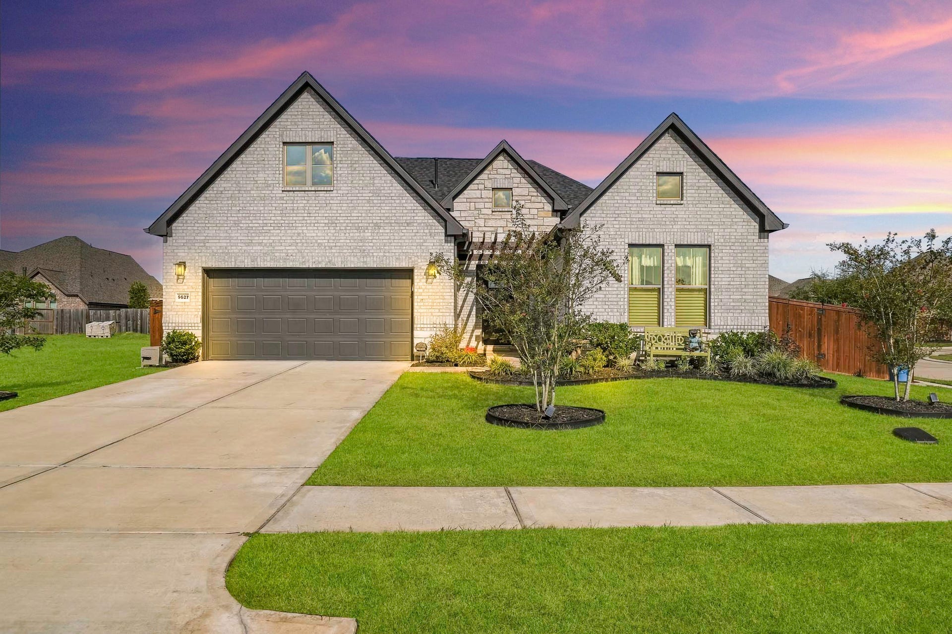 9527 Waxwing Trace, Manvel, TX 77578 Welcome home to 9527 Waxwing Trace in Serenity at Meridiana!