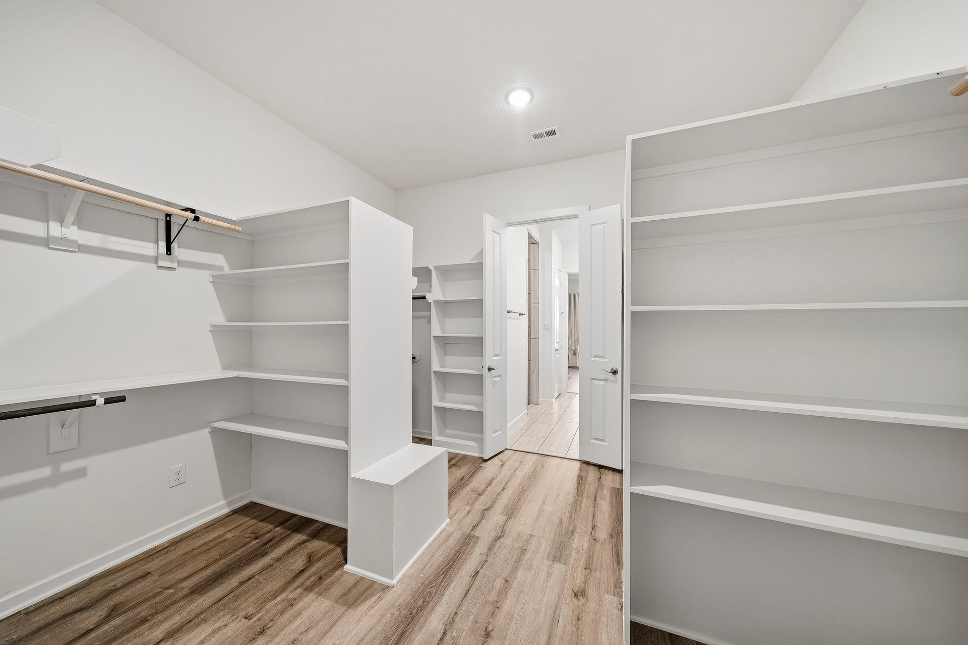 9527 Waxwing Trace, Manvel, TX 77578 13'x12' Walk-in closet