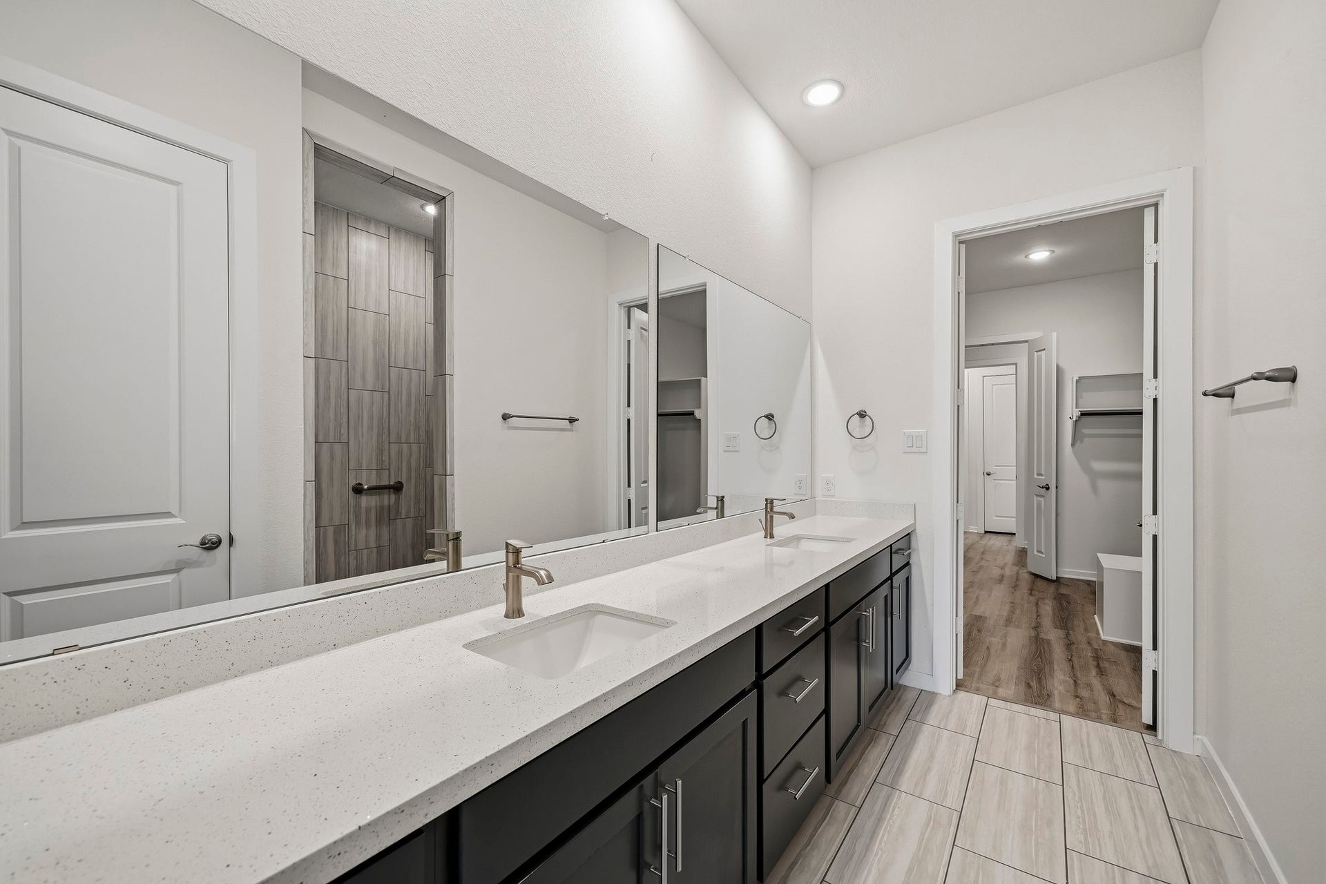 9527 Waxwing Trace, Manvel, TX 77578 Primary bath with double sinks.