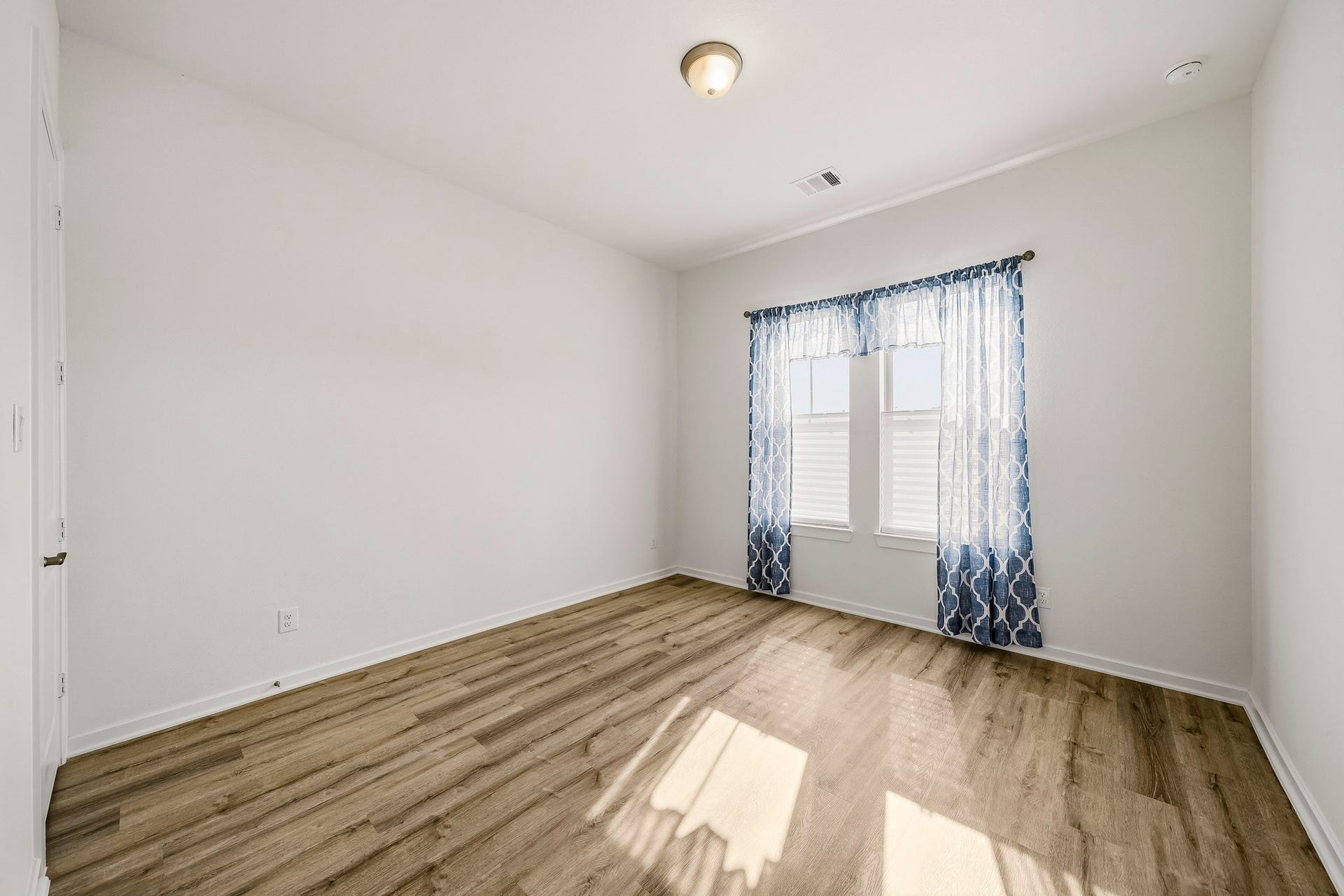 9527 Waxwing Trace, Manvel, TX 77578 Secondary bedroom.