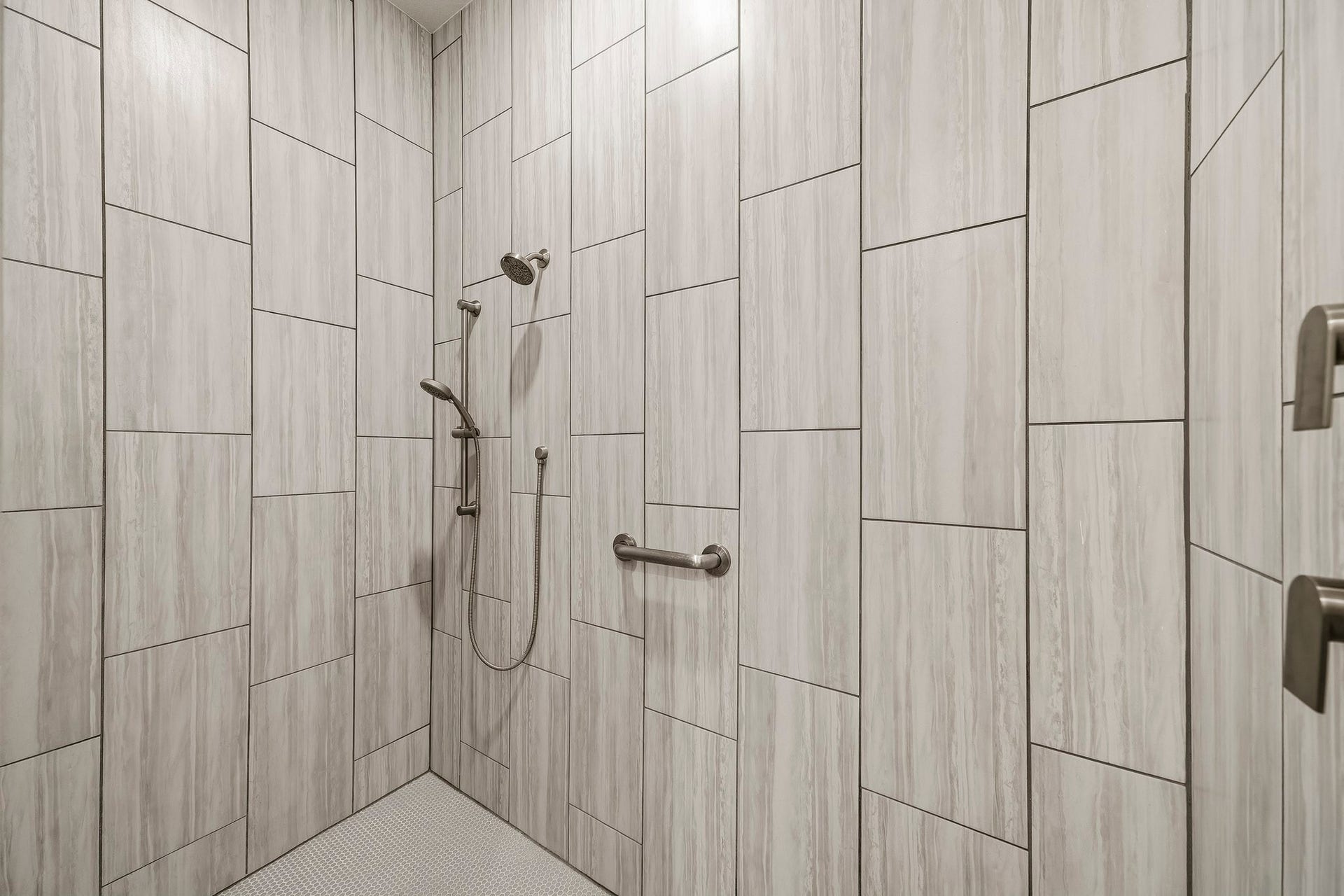 9527 Waxwing Trace, Manvel, TX 77578 Primary walk-in, tiled shower.