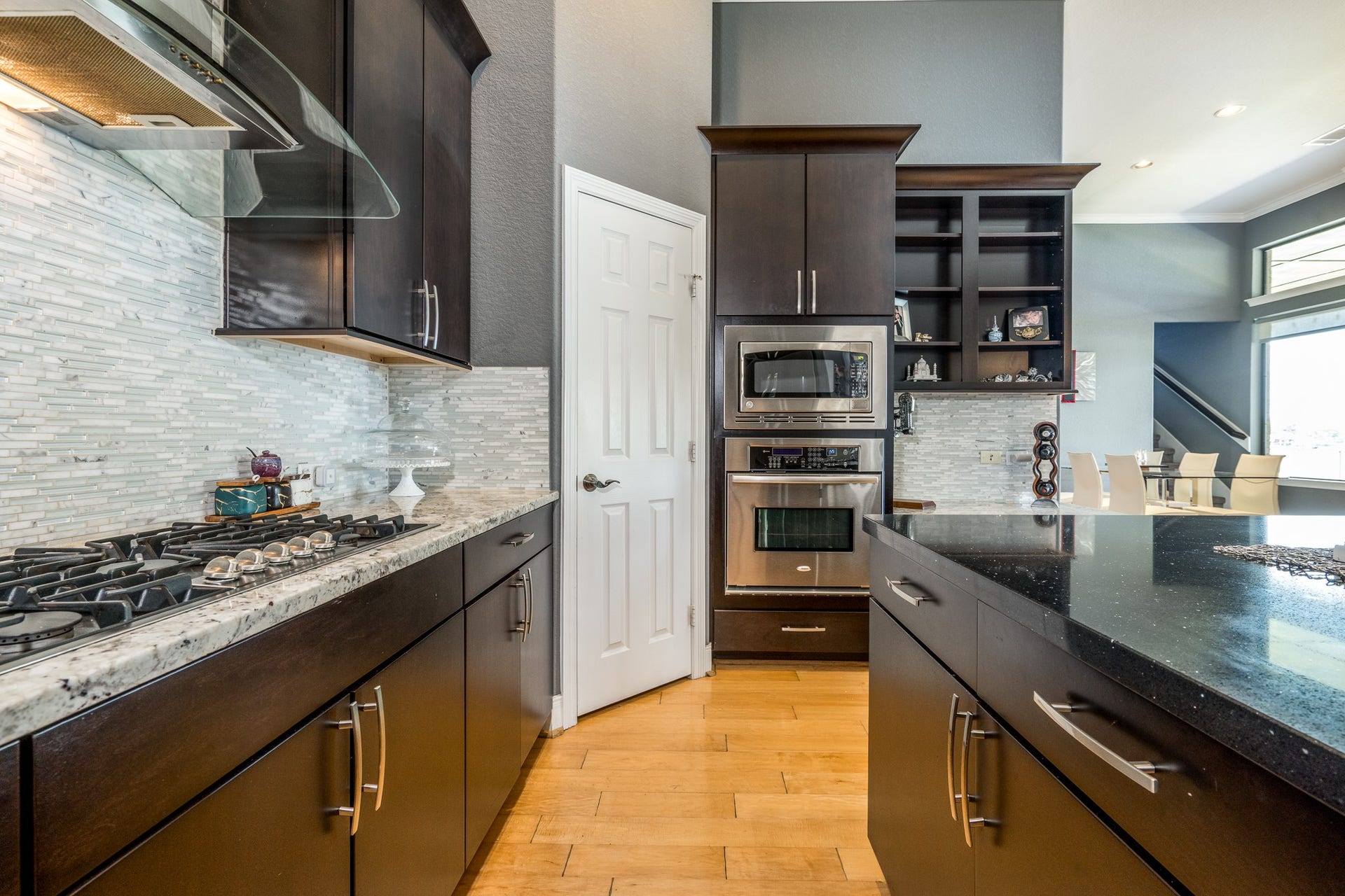 9618 W Pedernales River Drive, Cypress, TX 77433 5 burner gas cooktop with venthood.