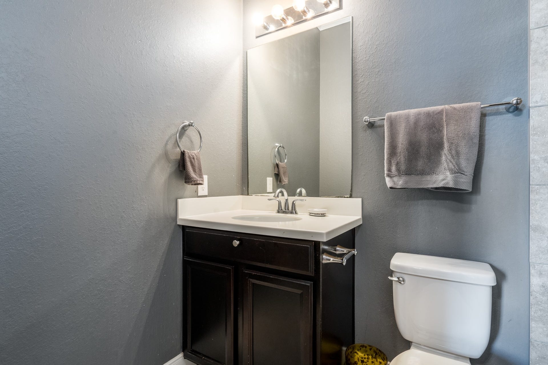 9618 W Pedernales River Drive, Cypress, TX 77433 Full bath connected to the bedroom.