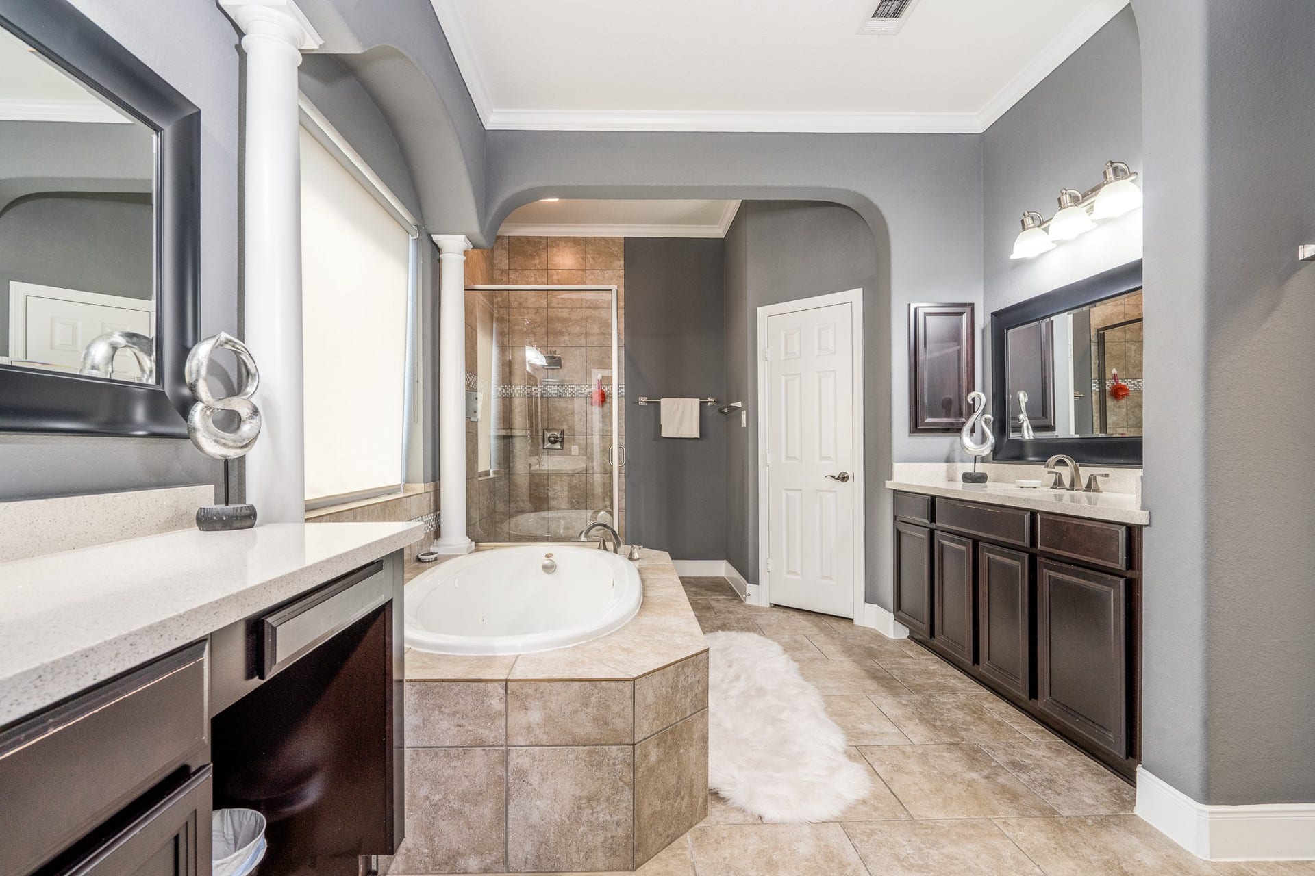 9618 W Pedernales River Drive, Cypress, TX 77433 Primary bath with 2 spacious vanities, tub and separate shower.