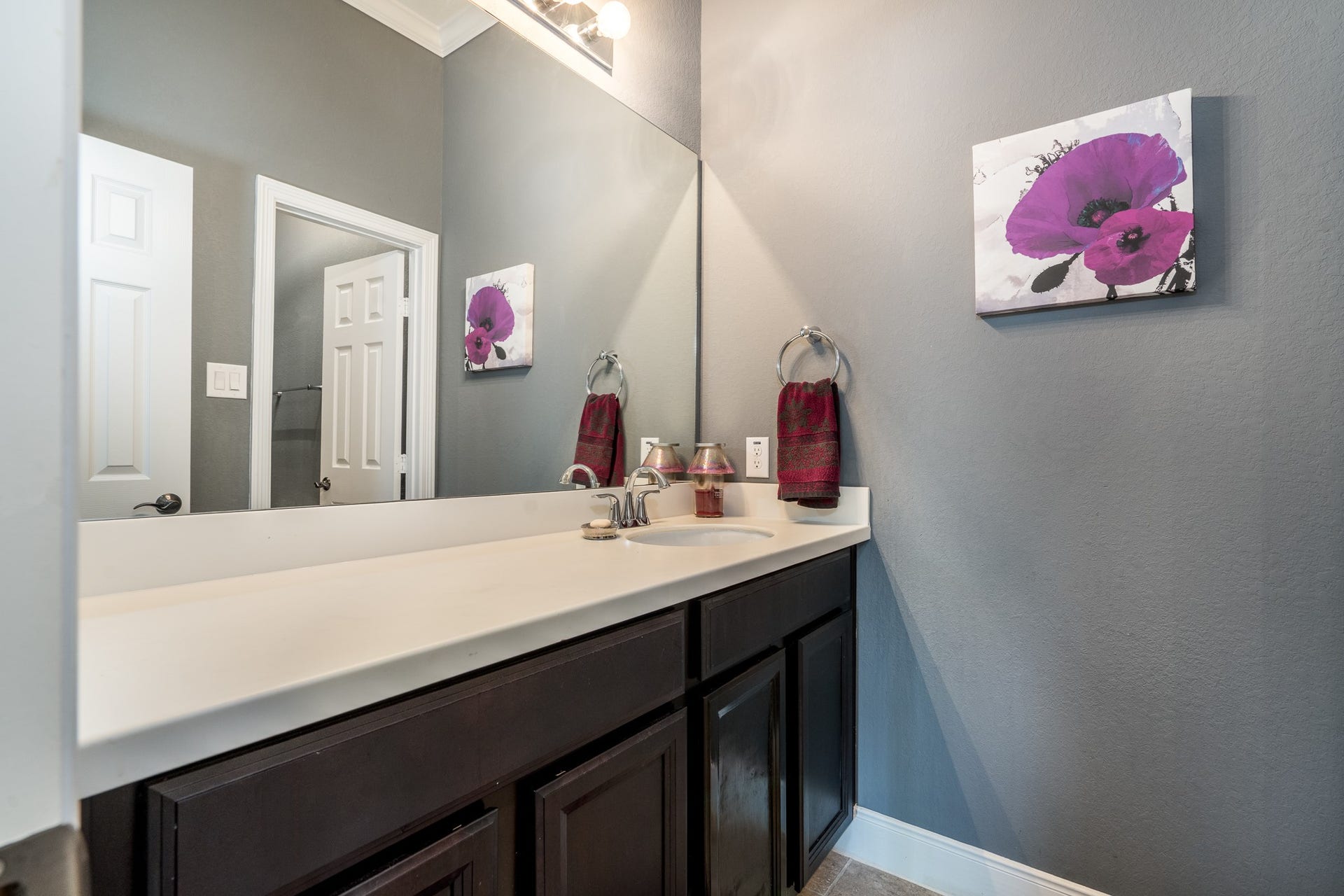9618 W Pedernales River Drive, Cypress, TX 77433 This full bath is shared with 2 bedrooms and has a tub/shower combo.
