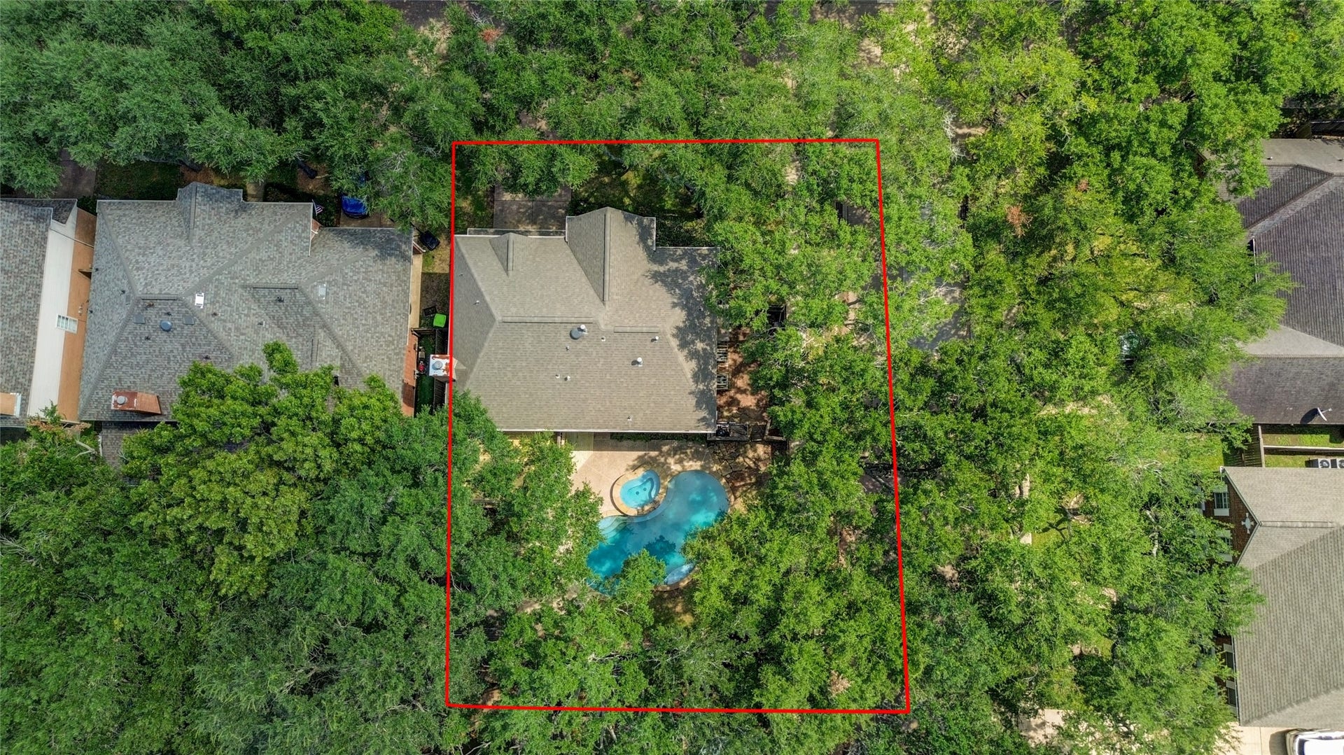 2826 Spring Lakes, Missouri City, TX 77459 The lot is outlined here, showing your perfectly framed pool and luxurious backyard.