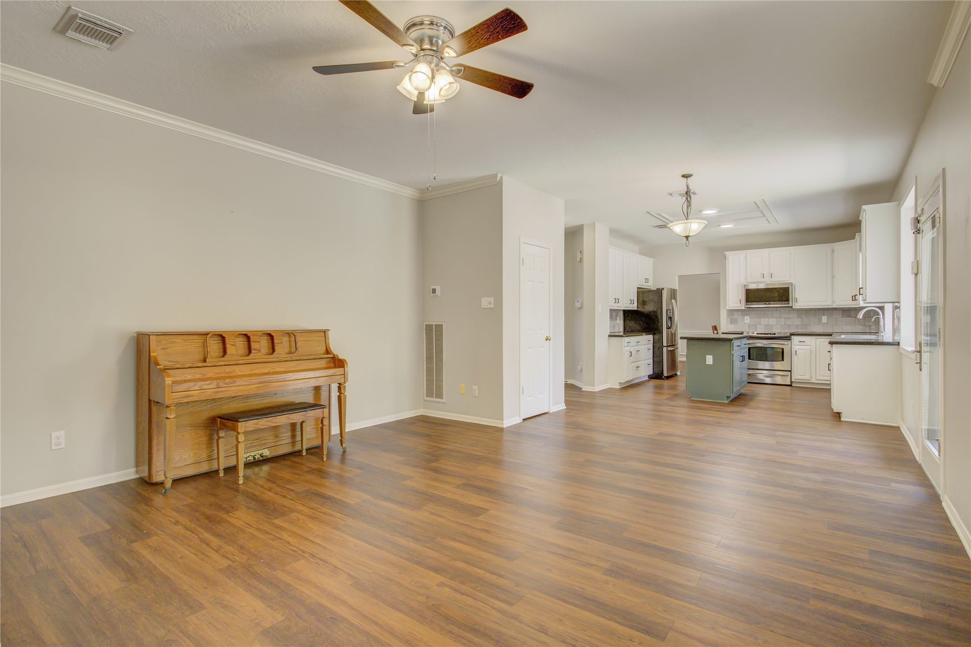 2826 Spring Lakes, Missouri City, TX 77459 Open to the kitchen, the family room keeps everyone connected, whether it's a game-day crowd or a quiet night in.