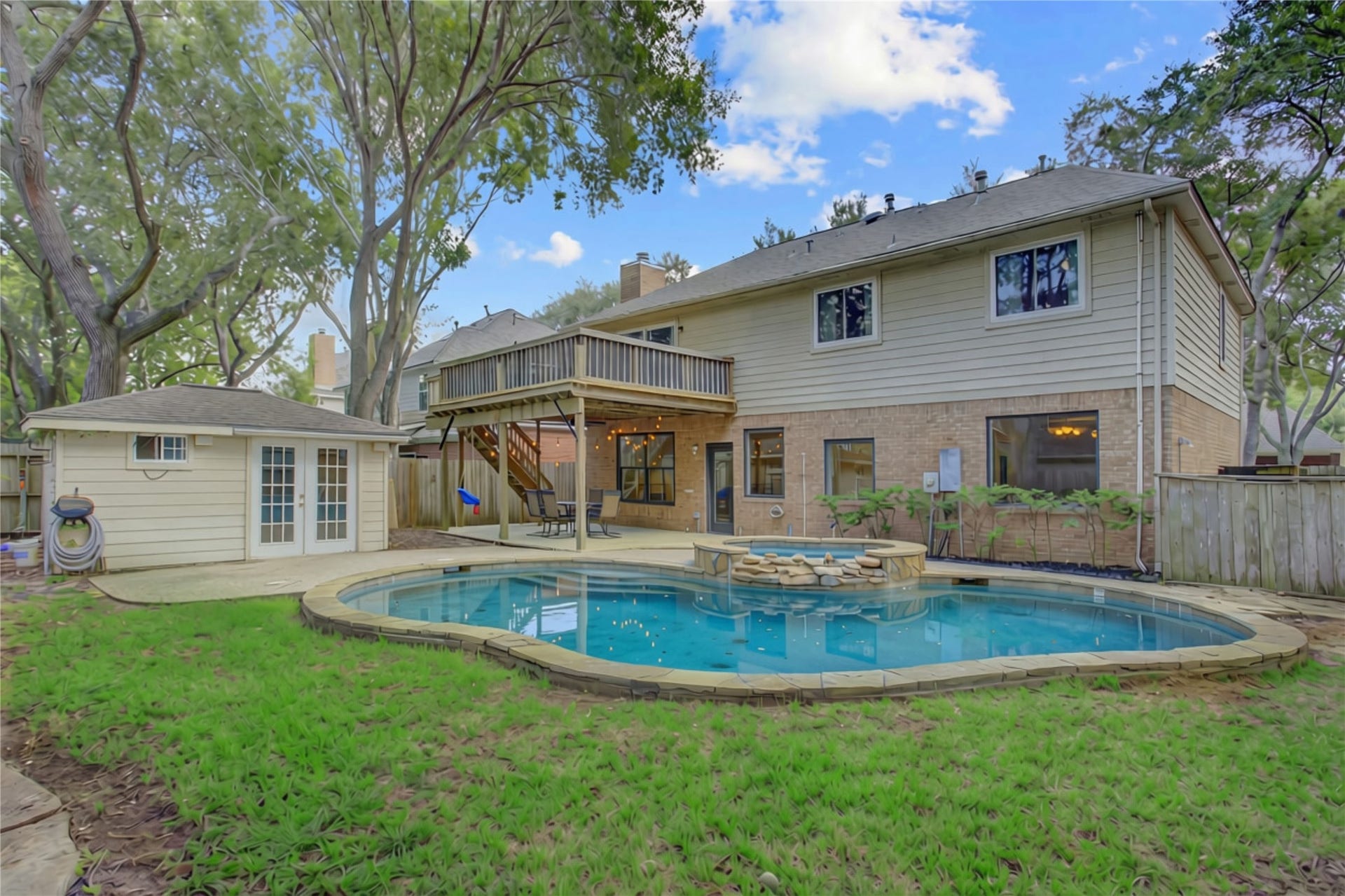 2826 Spring Lakes, Missouri City, TX 77459 Your backyard getaway has a pool and spa, open lawn and mature shady trees. The pool pump and filter are new