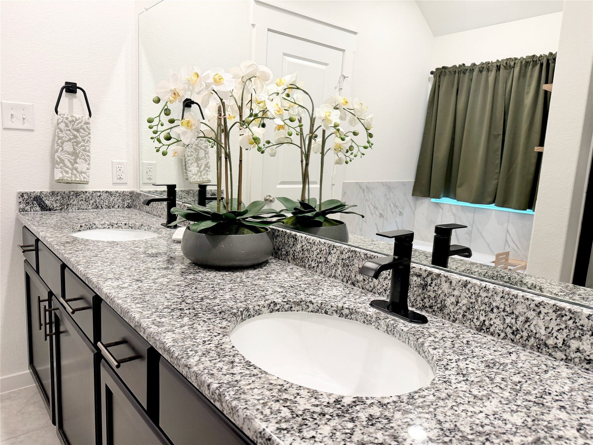 4724 Peony Green Drive, Katy, TX 77493 Double Sinks