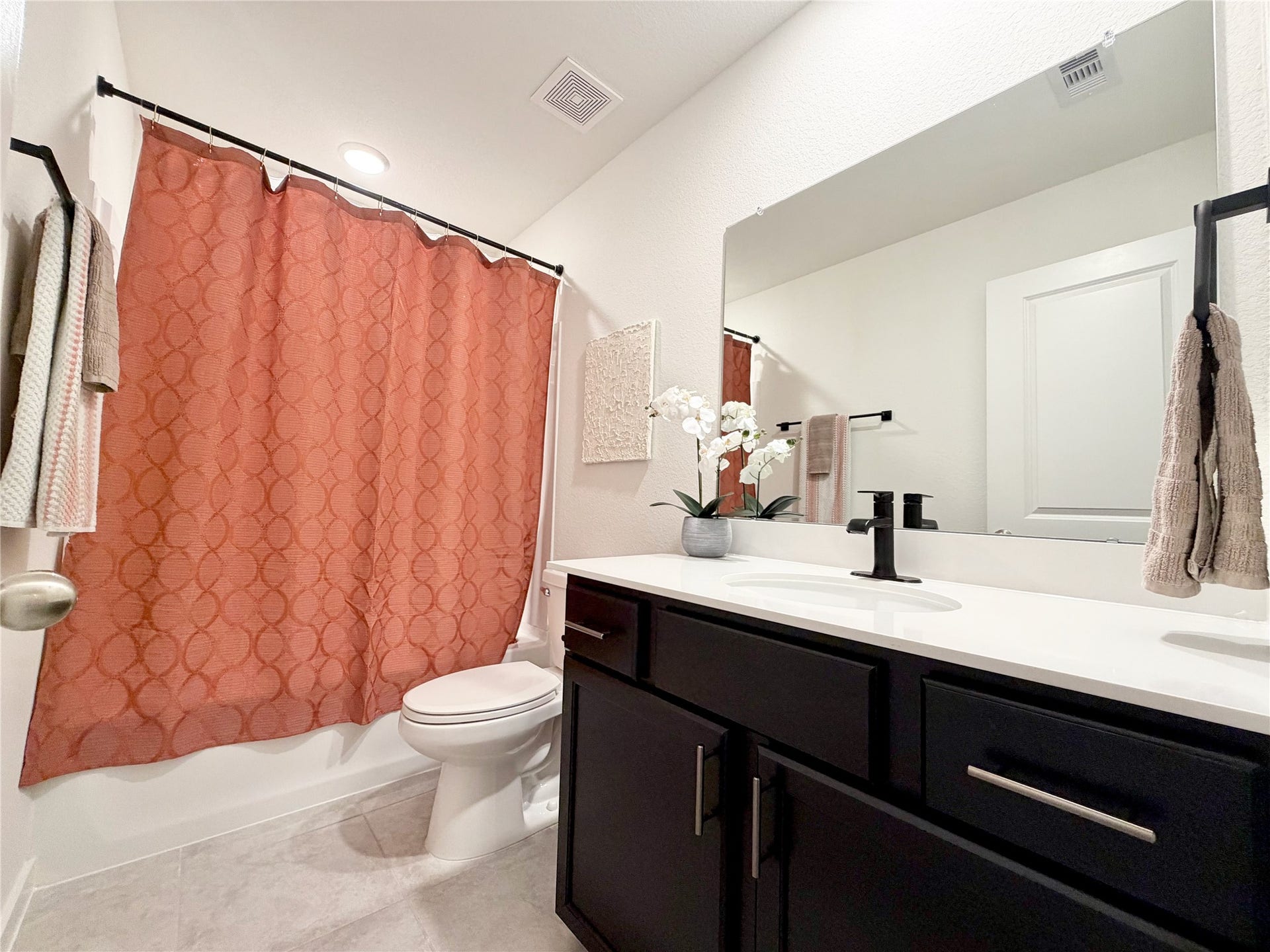 4724 Peony Green Drive, Katy, TX 77493 Secondary bathroom situated between first and second bedrooms