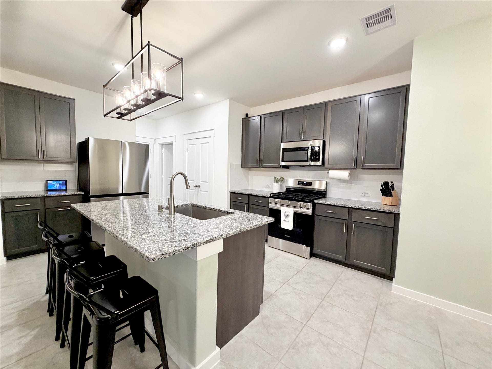 4724 Peony Green Drive, Katy, TX 77493 Granite Countertops and island