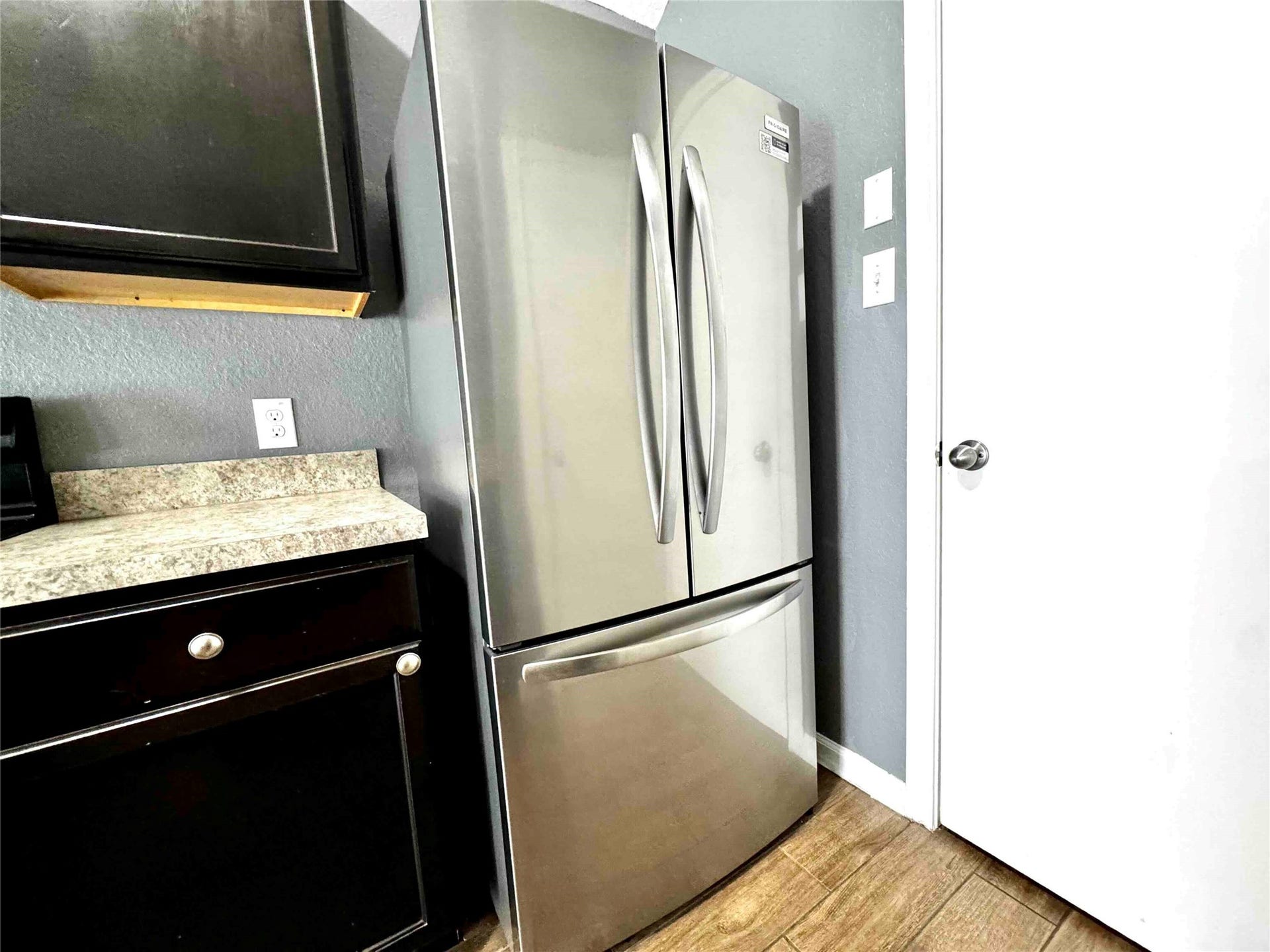 683 Fallow Lane, Alvin, TX 77511 Refrigerator stays.