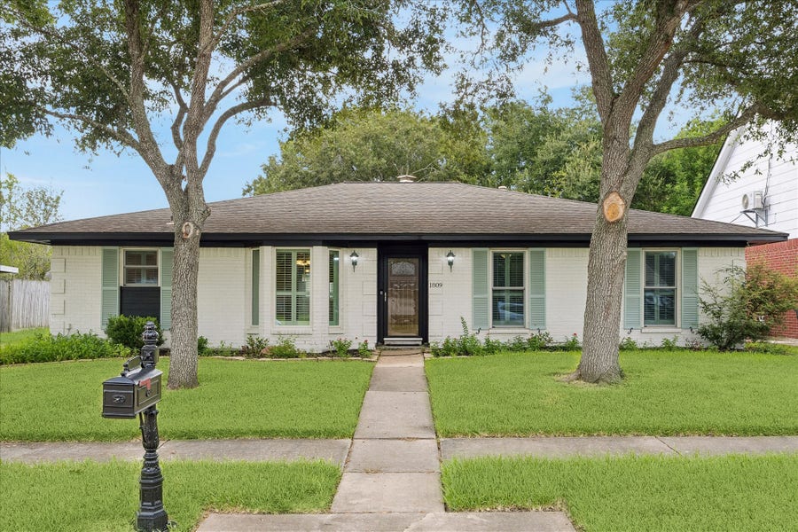 Property photo for 1809 Winding Creek Drive, Pearland, TX