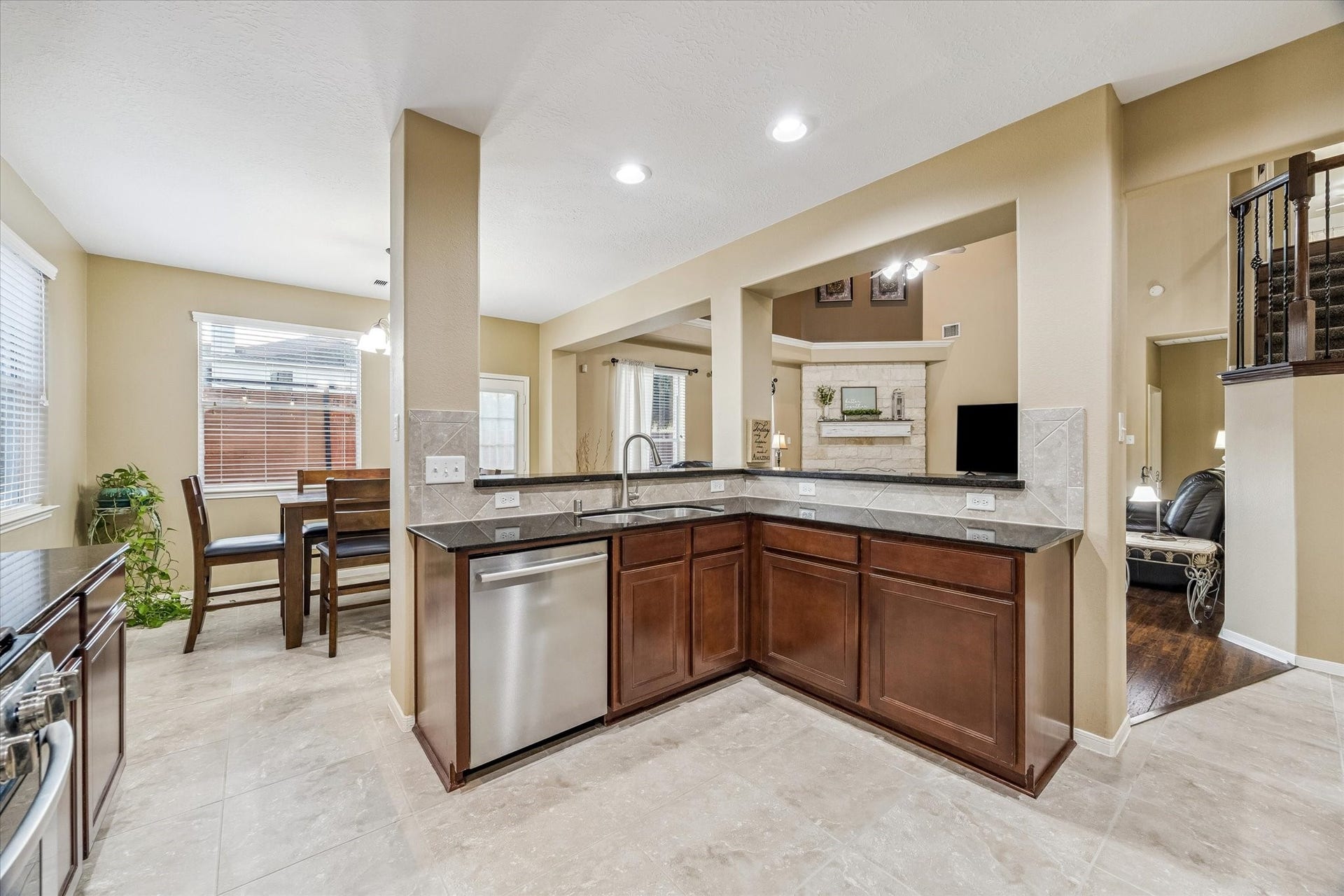 2209 Tracy Way, Deer Park, TX 77536 2209 Tracy Way, Deer Park, TX 77536