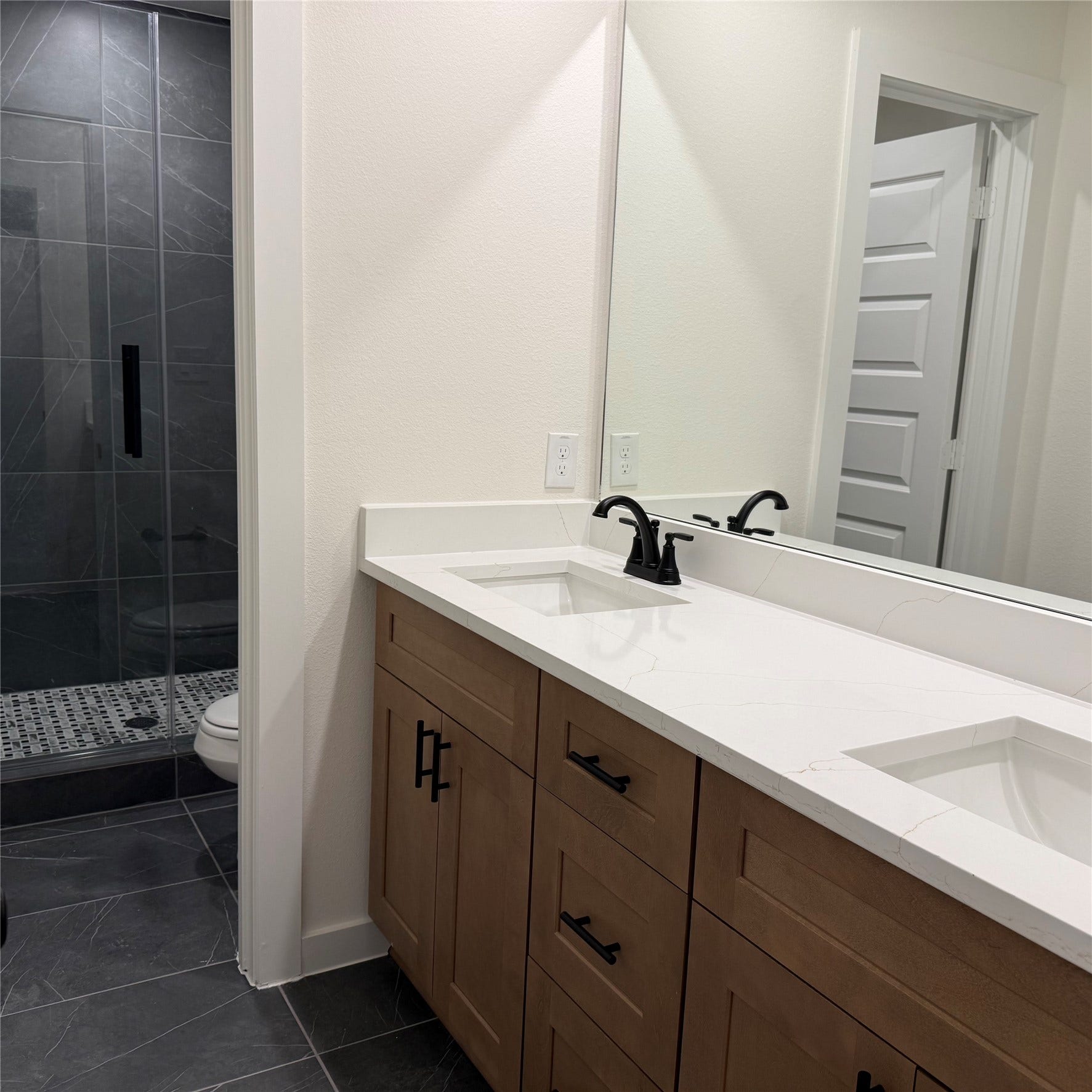 3511 Sago Palm Drive, Manvel, TX 77578 Family Bathroom