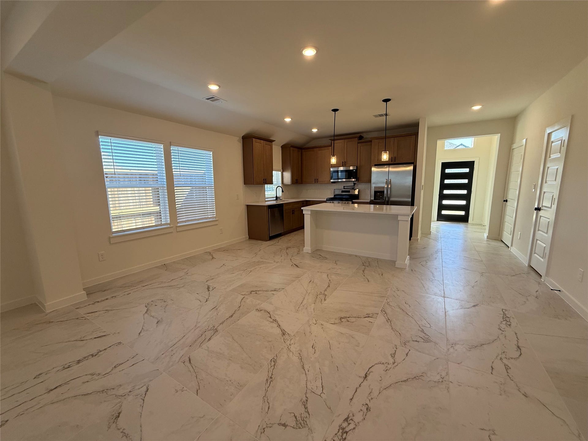 3511 Sago Palm Drive, Manvel, TX 77578 Huge Living Room