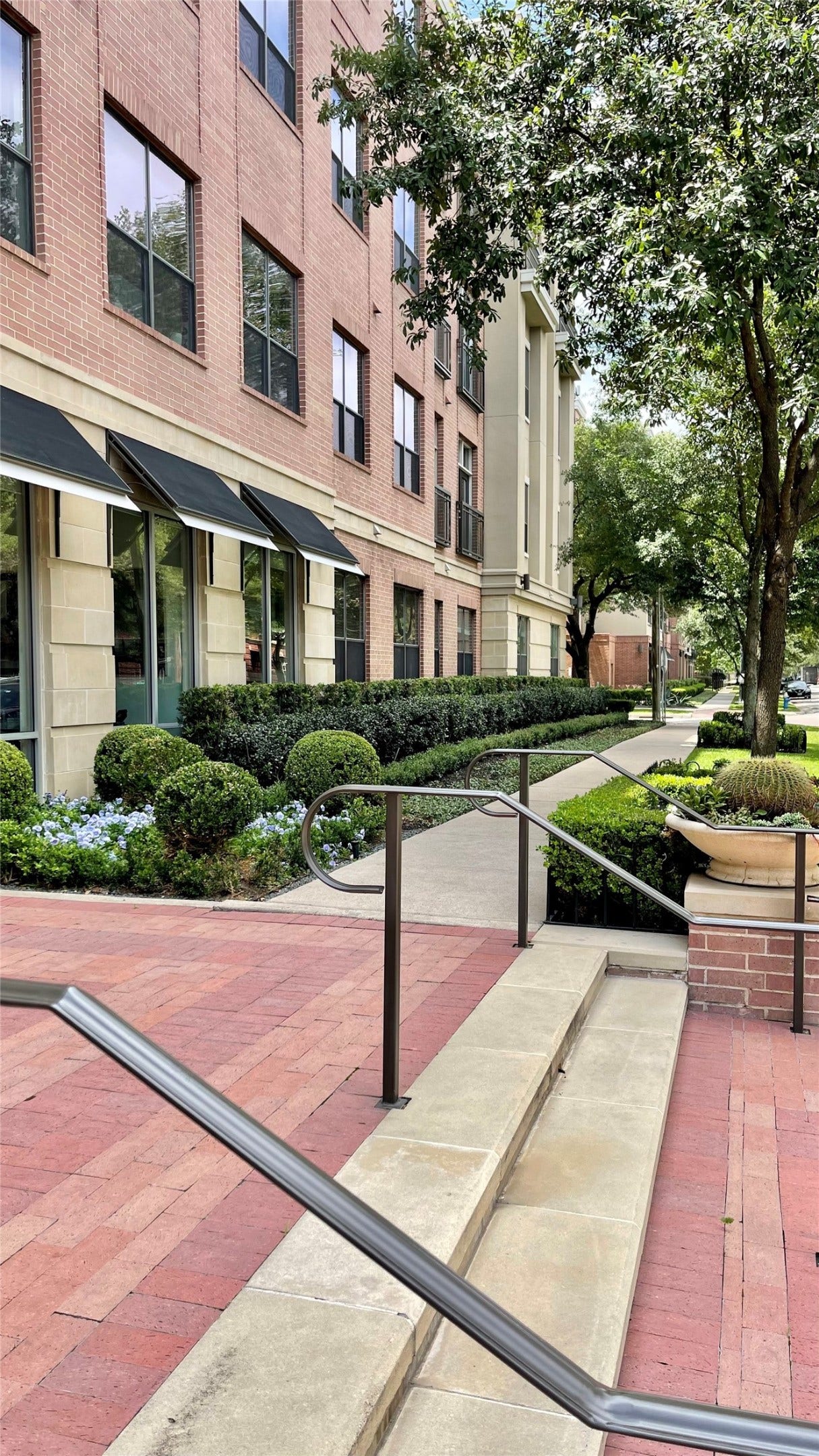 Located on the edge of Montrose with a 91 walkability score. Tree lined streets where you will run into your neighbors walking their dogs or headed to On the Kirb, coffee or out for a run.