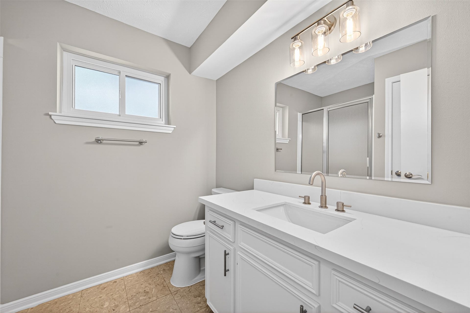 1307 Hitherfield Drive, Sugar Land, TX 77498 Secondary Bathroom