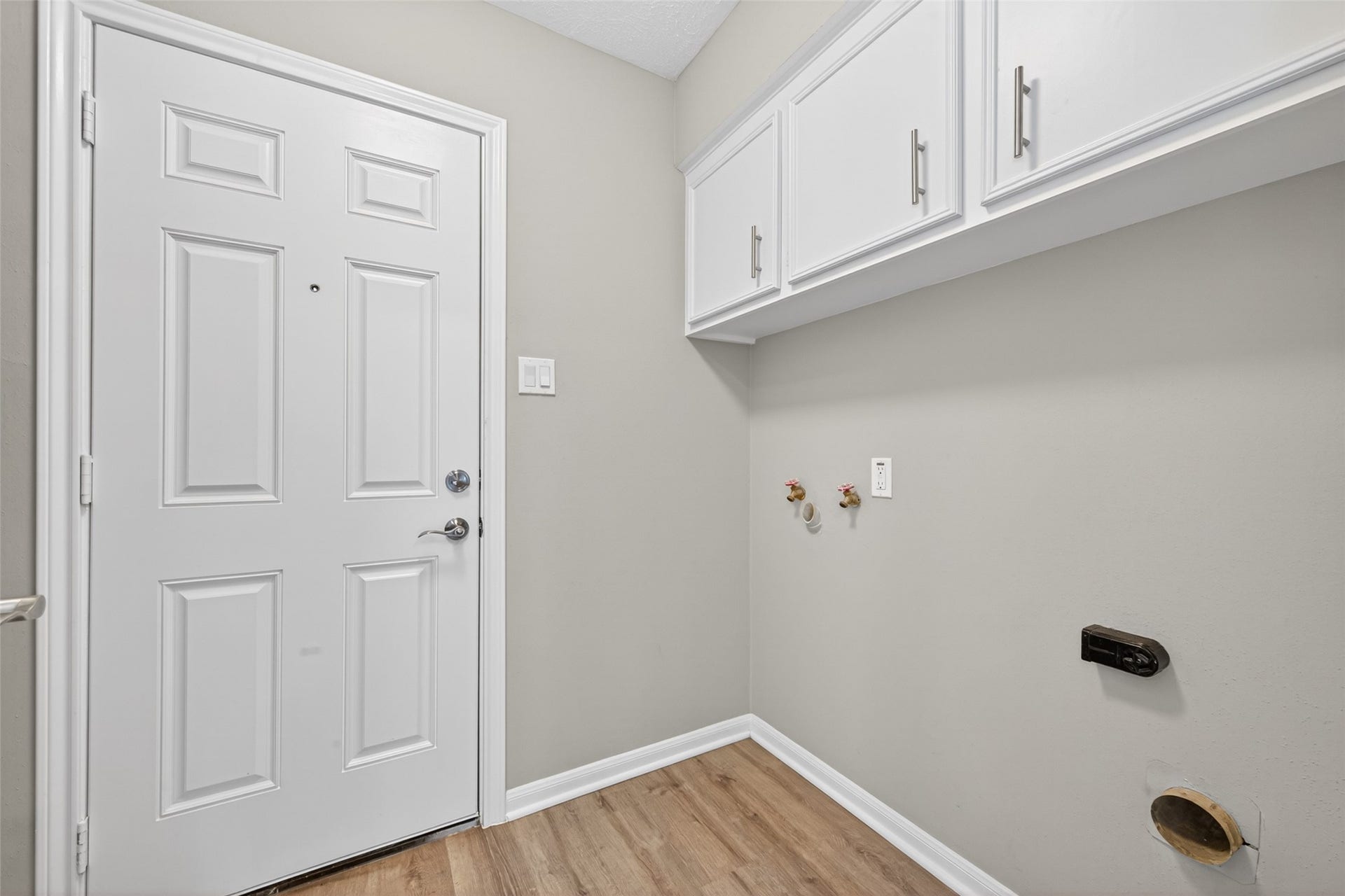 1307 Hitherfield Drive, Sugar Land, TX 77498 Laundry Room