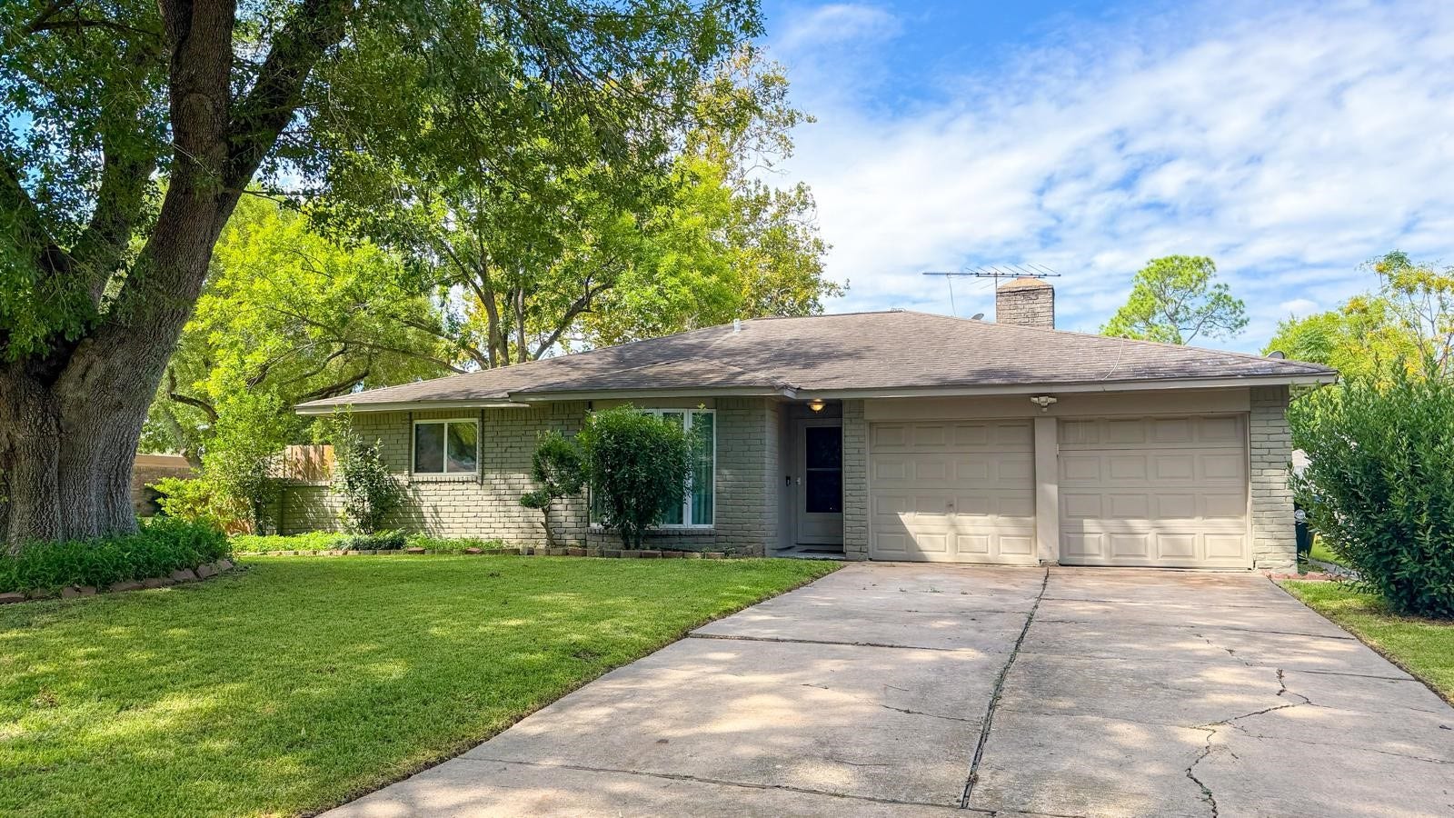 6230 Knollwest Drive, Houston, TX 77072 6230 Knollwest Drive, Houston, TX 77072