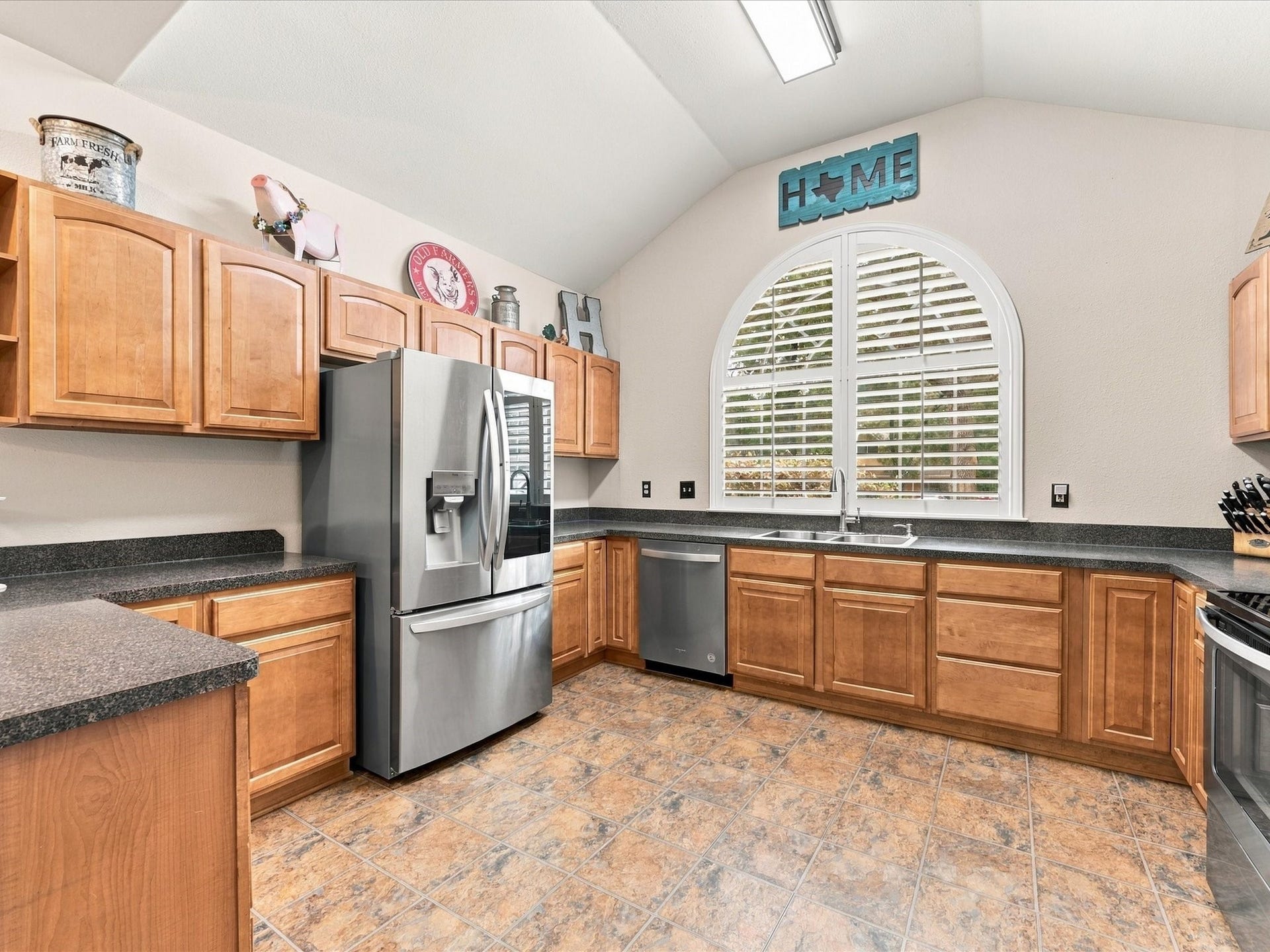 306 Sherwood Forest Street, Conroe, TX 77316 The spacious kitchen offers expansive countertops, generous pots & pans drawers & stainless steel appliances for both storage & functionality.