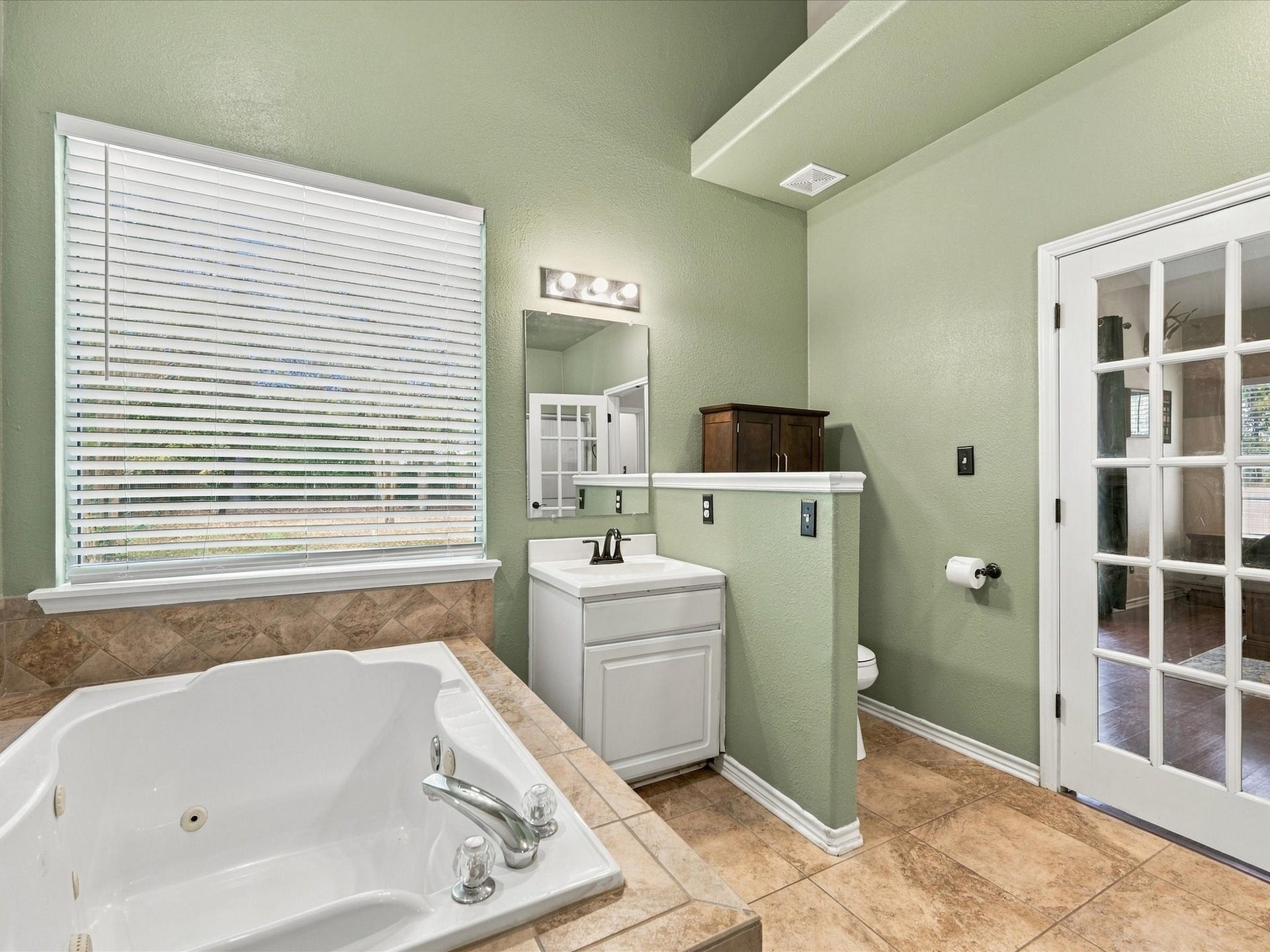 306 Sherwood Forest Street, Conroe, TX 77316 Unwind at the end of the day in the private jetted tub, creating a relaxing retreat within the primary ensuite.