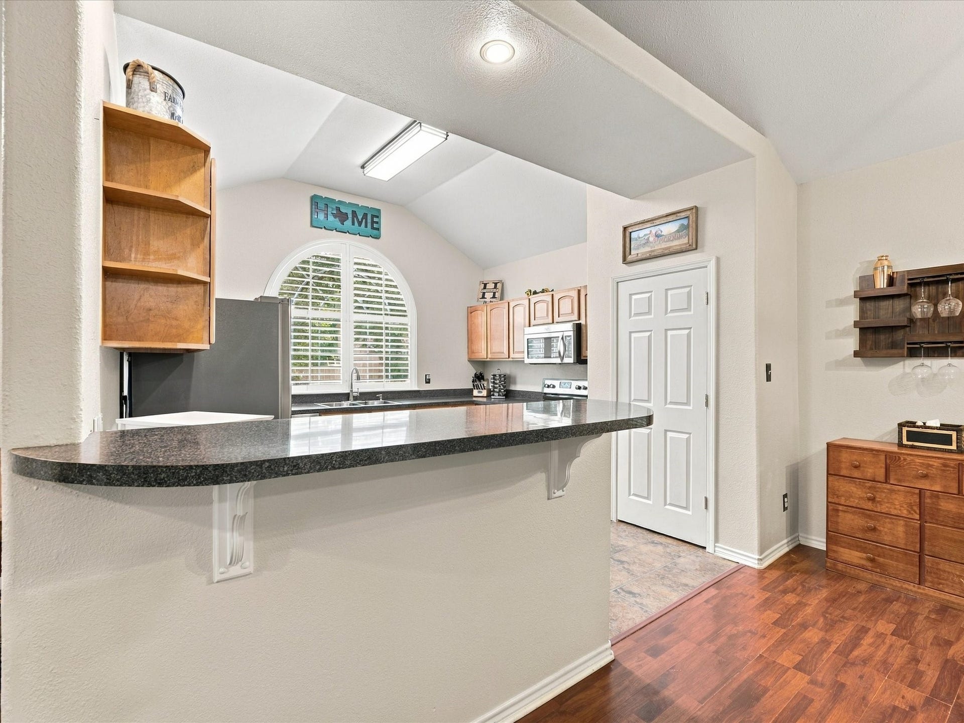 306 Sherwood Forest Street, Conroe, TX 77316 A breakfast bar provides additional seating and creates a natural connection between the kitchen & living areas.