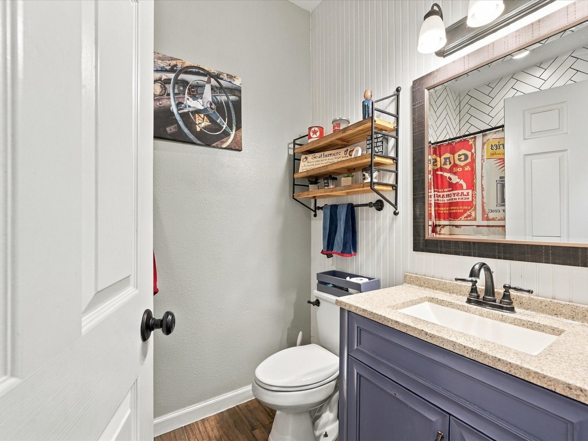306 Sherwood Forest Street, Conroe, TX 77316 The secondary bathroom features a convenient tub & shower combination.