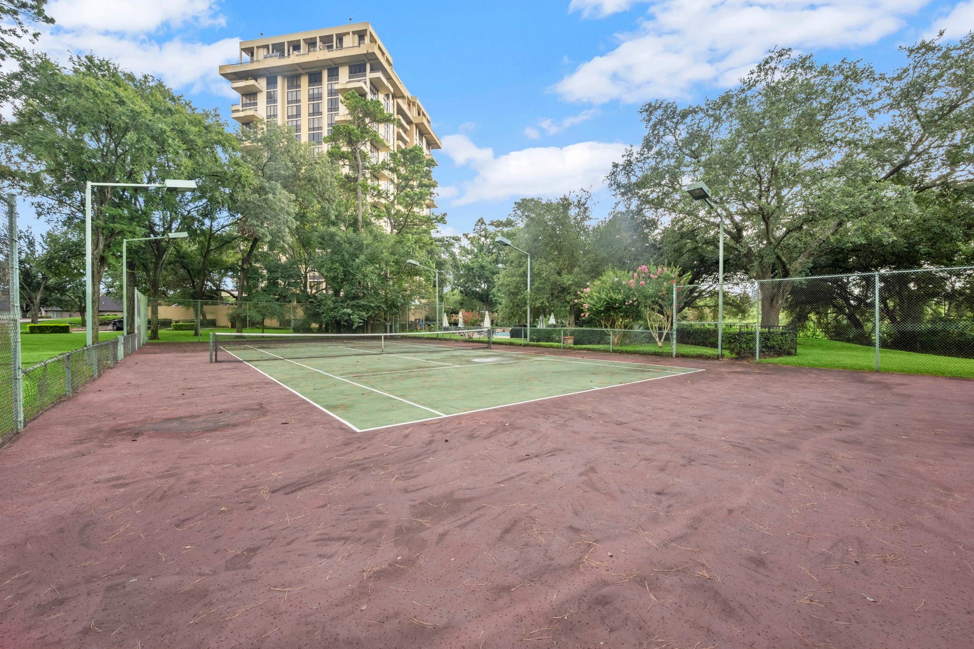 14655 Champion Forest Drive, #1201, Houston, TX 77069 Fabulous resort-style amenities include a pool, hot tub, waterfall, tennis courts, fitness center, and elegant tea room with full kitchen. Enjoy 24-hour on-site security, keyed access, and on-site upper level parking. Prime Champion Forest location near parks, dining, shopping & major highways!