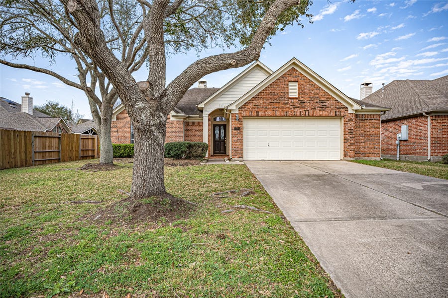 Property photo for 2215 Waters Edge Lane, League City, TX