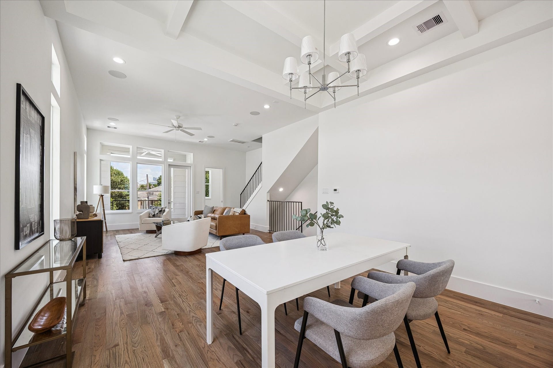310 Fowler Street, Houston, TX 77007 An inviting open floor plan with generous entertaining spaces and designer touches.