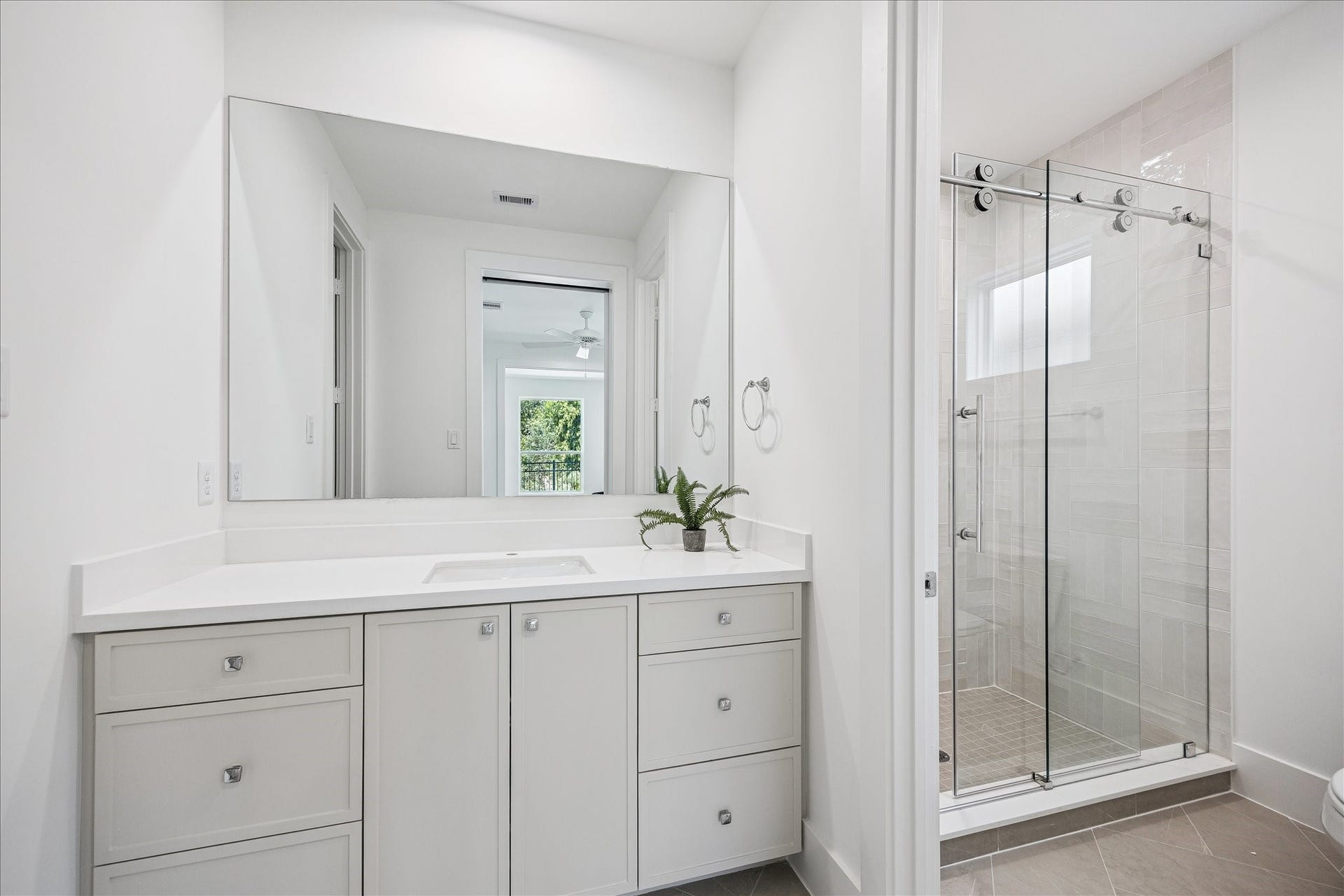 310 Fowler Street, Houston, TX 77007 Another beautifully appointed full bath with modern finishes. Not the walk-in shower.
