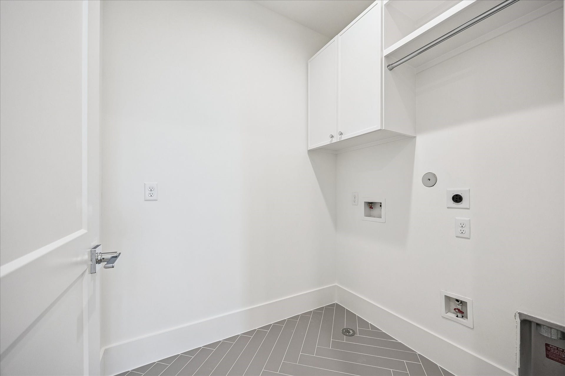 310 Fowler Street, Houston, TX 77007 Convenient oversized utility room with extra storage.