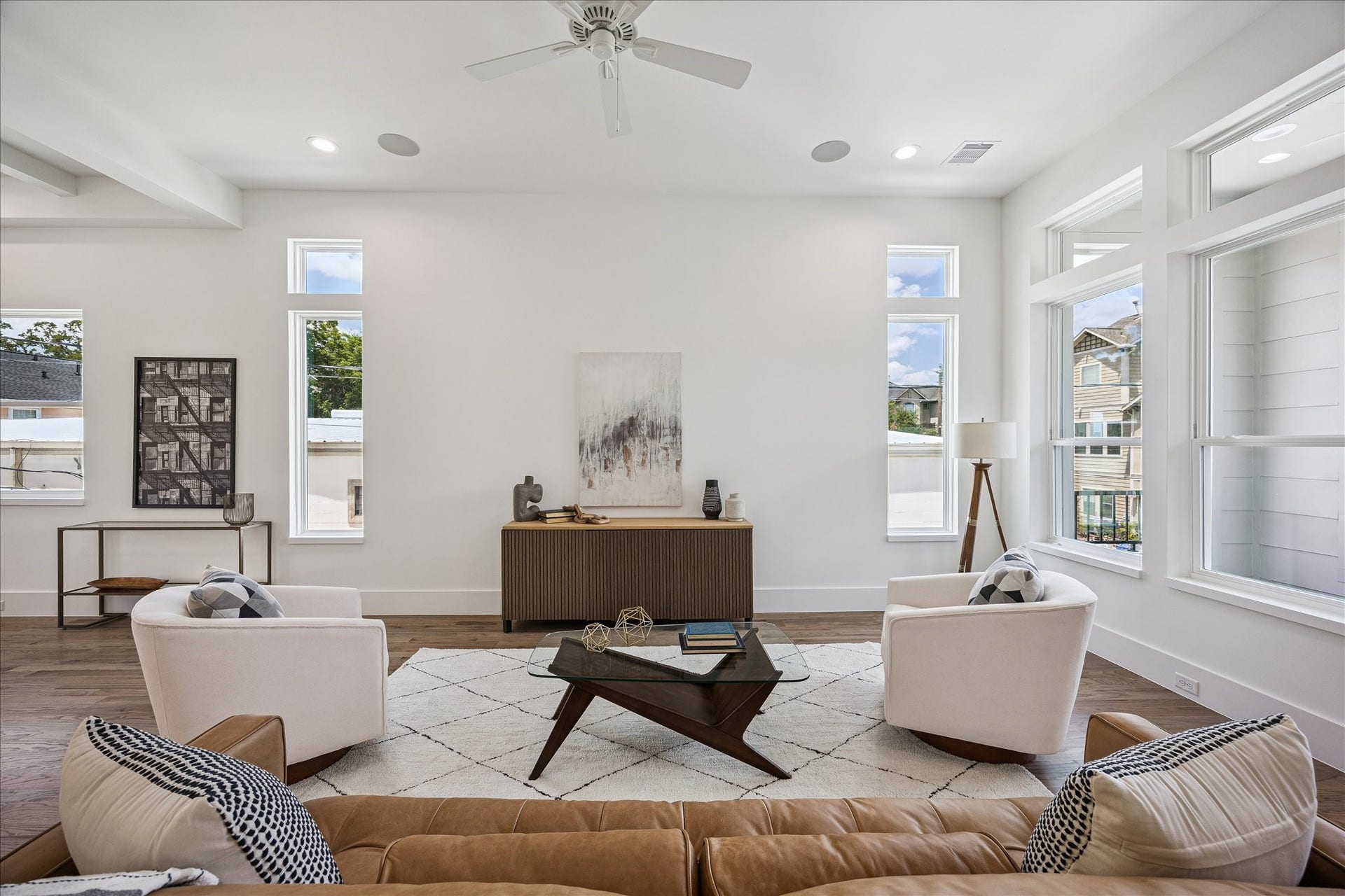 310 Fowler Street, Houston, TX 77007 Soaring ceilings, oversized windows and an abundance of natural light throughout.