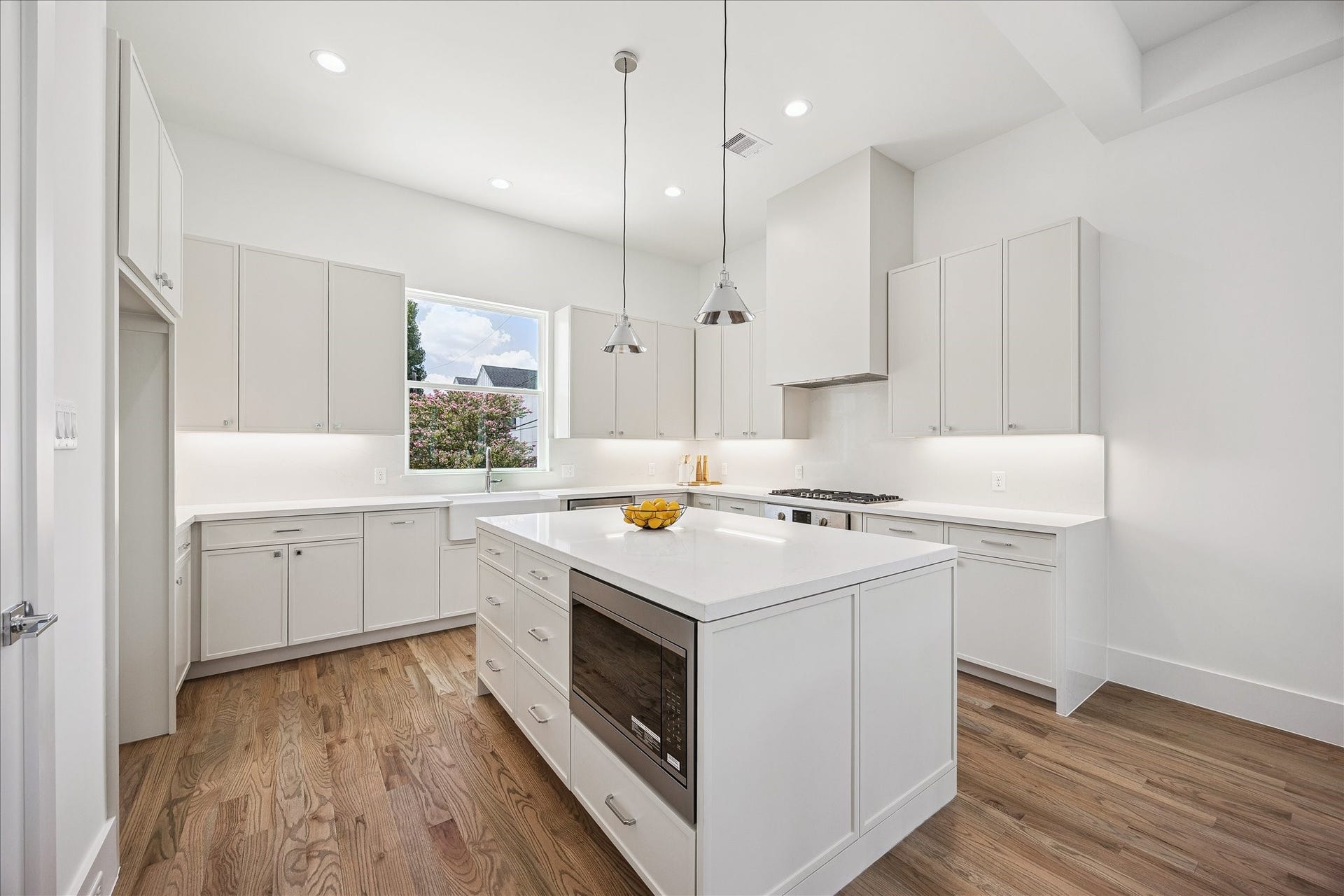 310 Fowler Street, Houston, TX 77007 A kitchen that checks every box with style, function and timeless finishes.