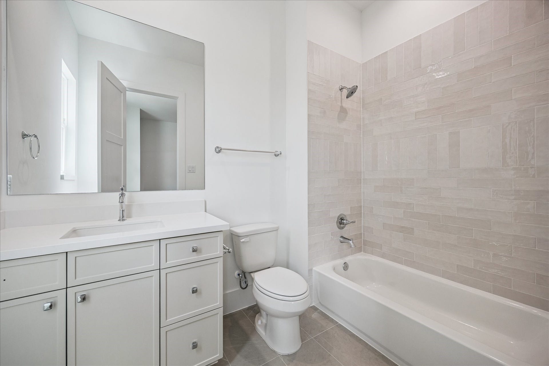 310 Fowler Street, Houston, TX 77007 Beautiful secondary bath with timeless finishes.