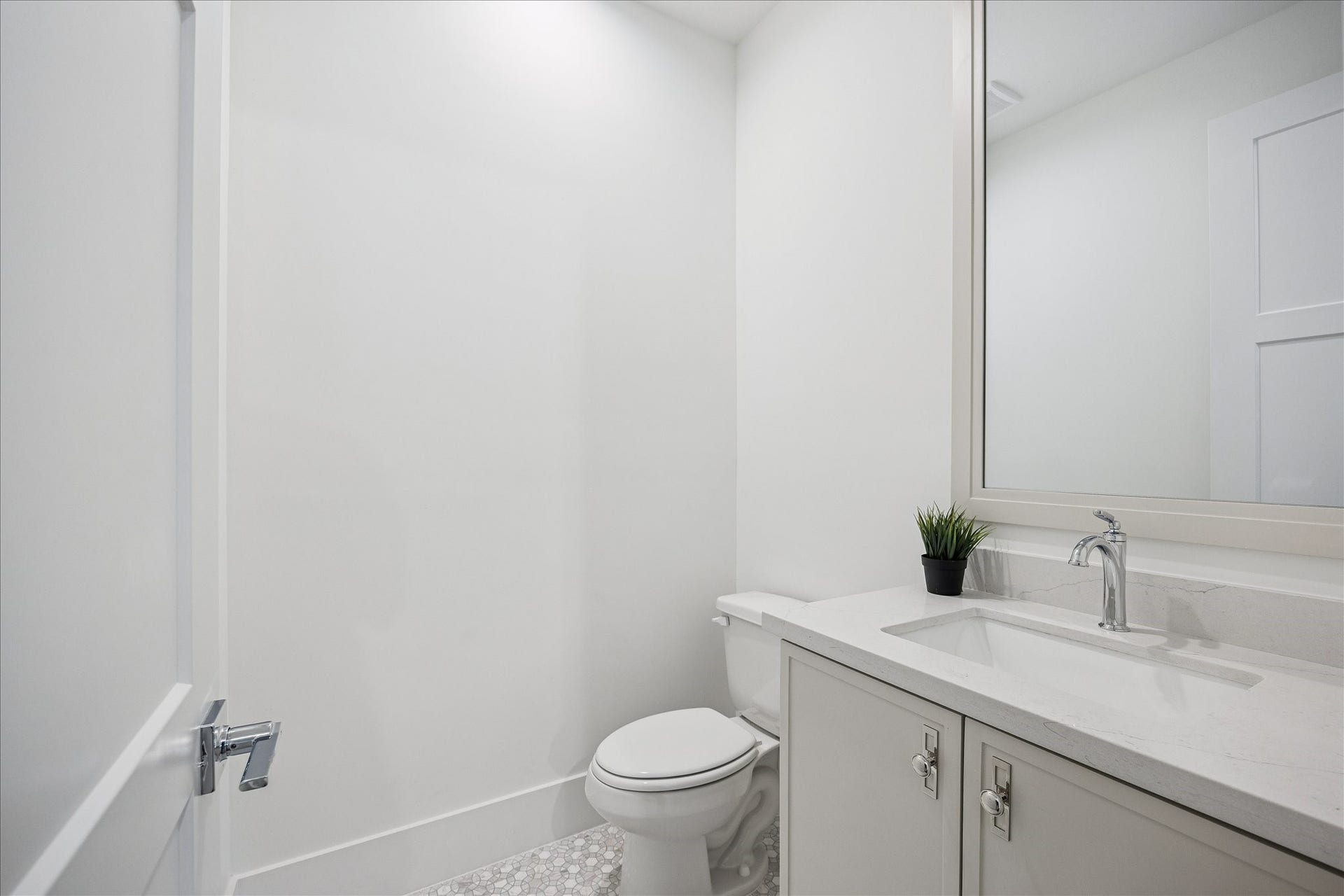 310 Fowler Street, Houston, TX 77007 Powder room found off living/kitchen.