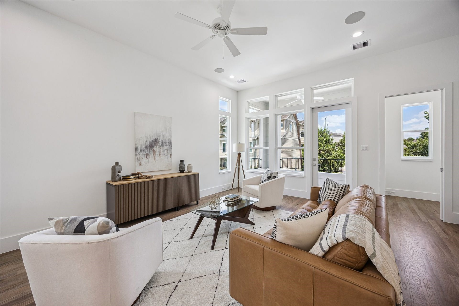 310 Fowler Street, Houston, TX 77007 Spacious living room with seamless flow to the outdoor terrace and dining area.