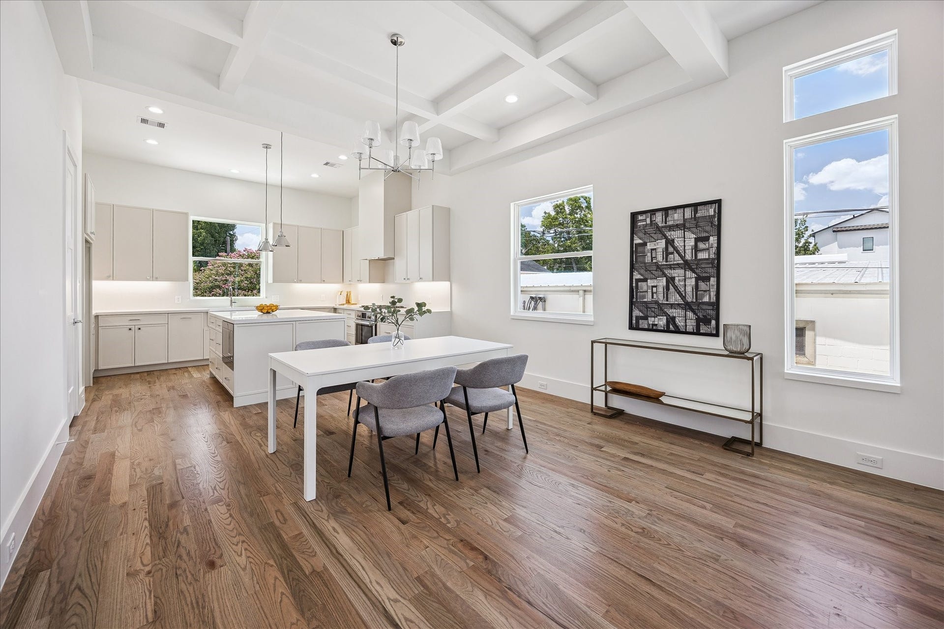 310 Fowler Street, Houston, TX 77007 Large dining area for hosting and more.