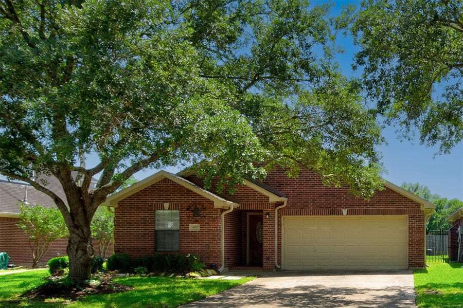 Property photo for 402 Live Oak Lane, Friendswood, TX