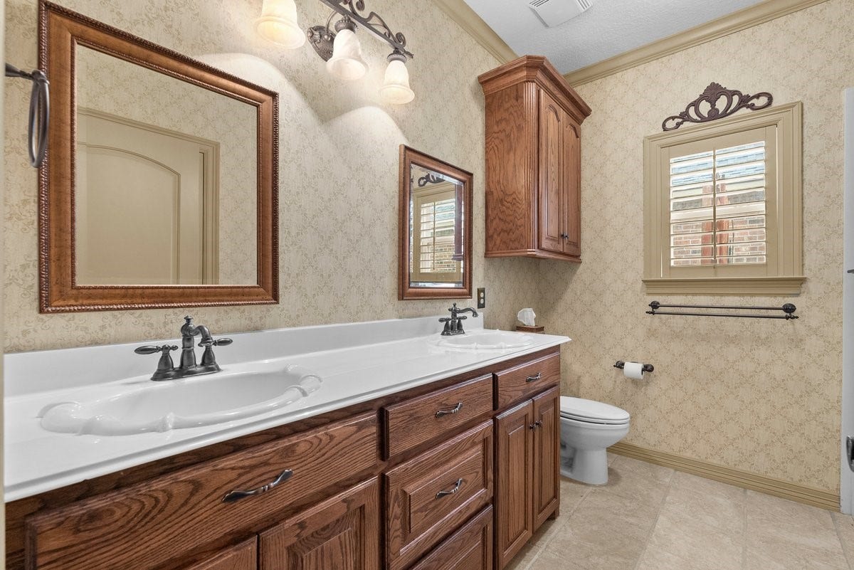 1303 China Grove Drive, Rosharon, TX 77583 Shared bathroom