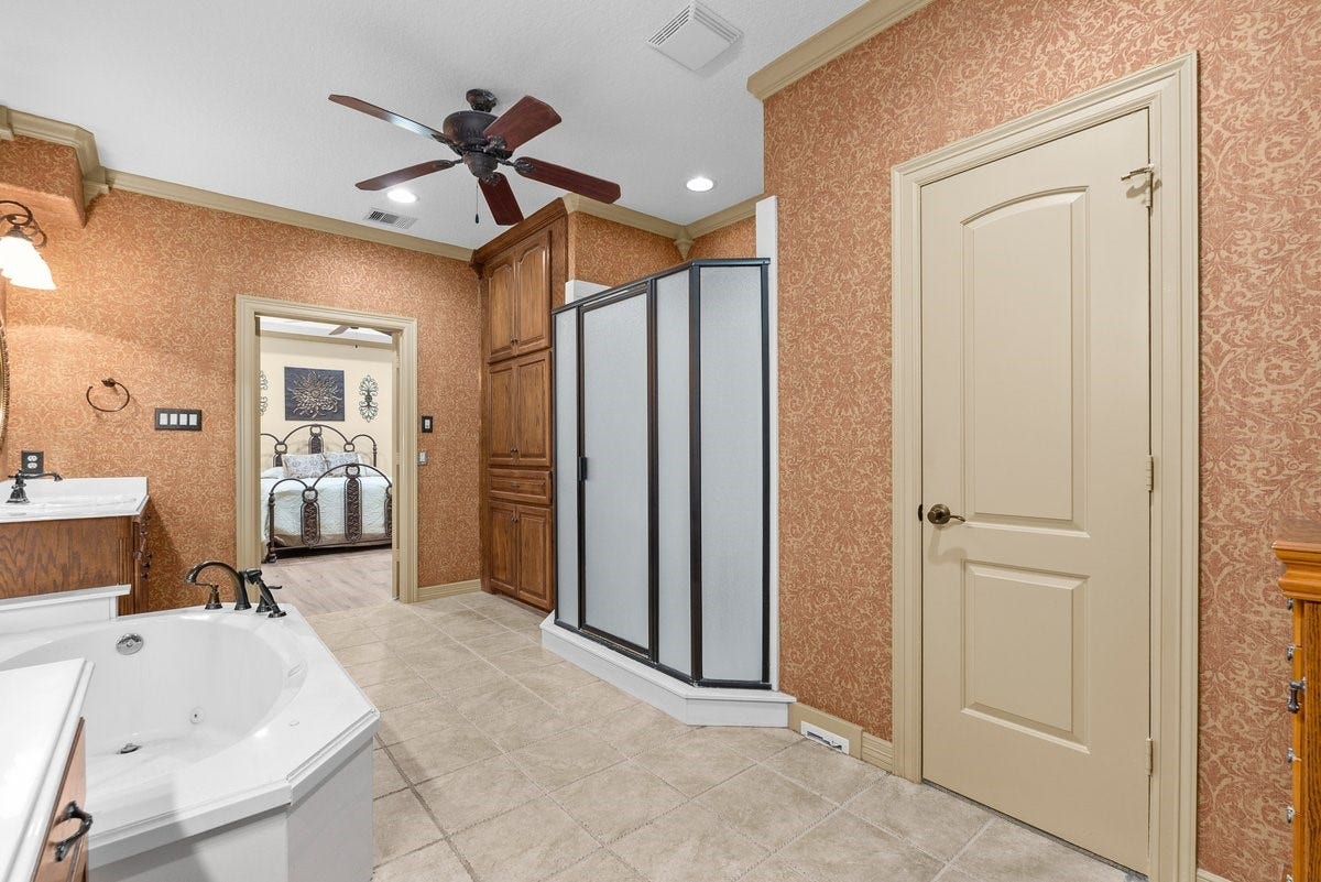 1303 China Grove Drive, Rosharon, TX 77583 Large Primary Bath
