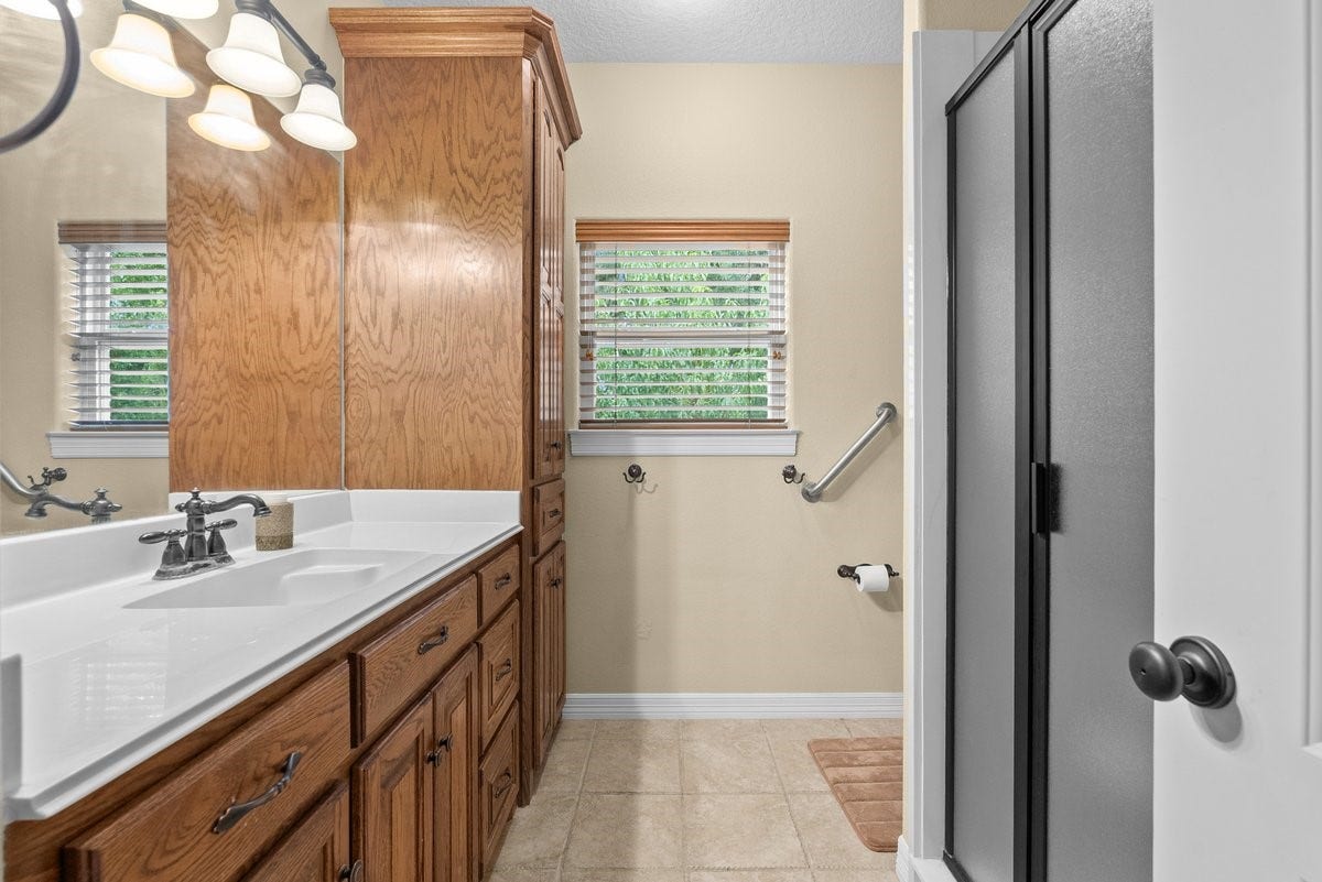 1303 China Grove Drive, Rosharon, TX 77583 Full bathroom in mother in law suite