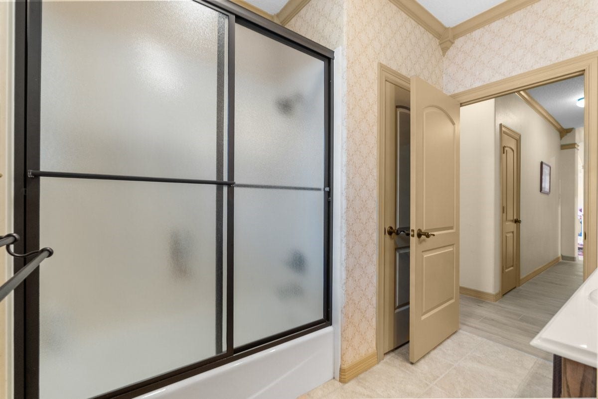 1303 China Grove Drive, Rosharon, TX 77583 Shared Bathroom