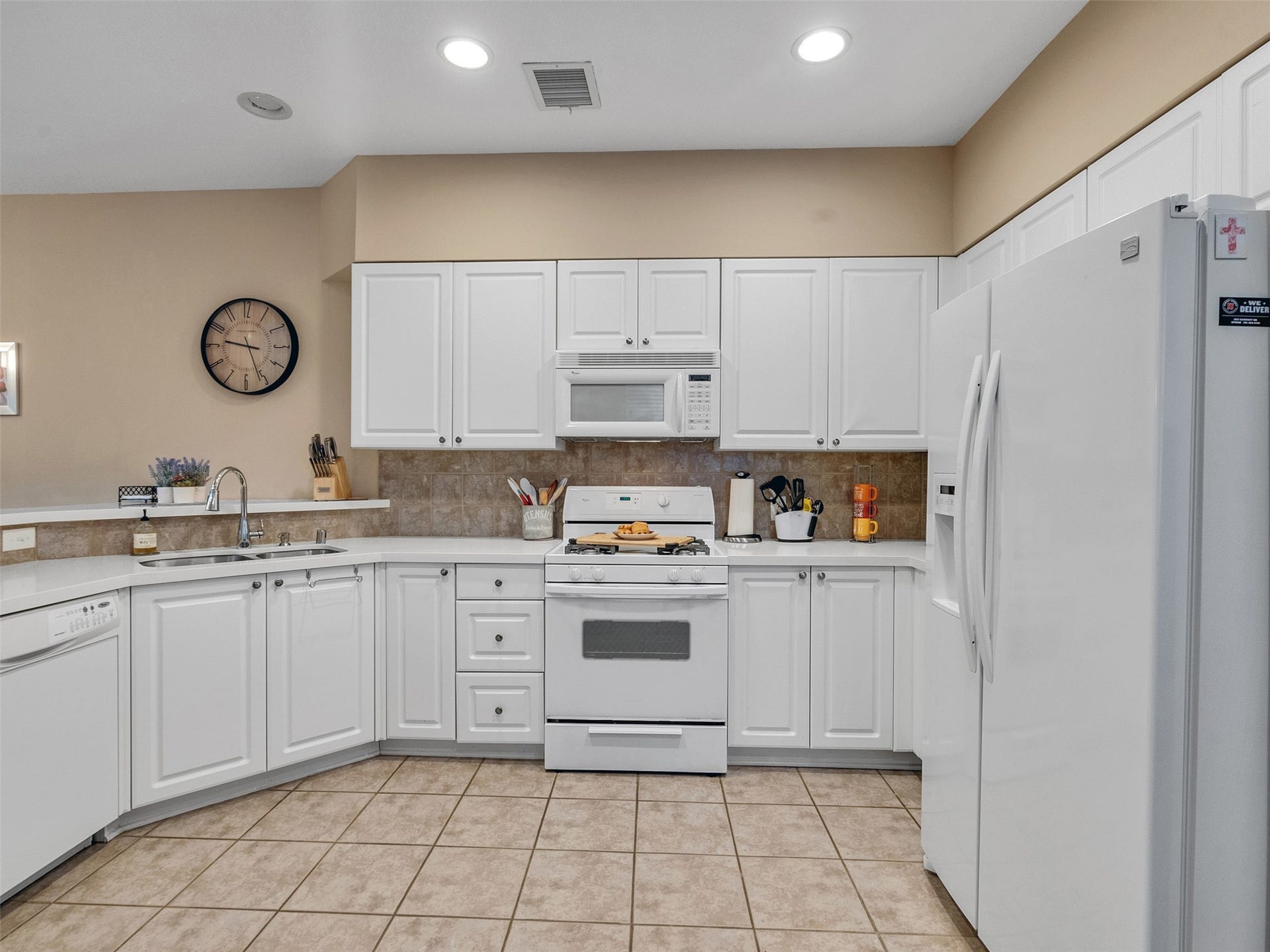 83 Scarlet Woods Court, #83, The Woodlands, TX 77380 Large, fully equipped kitchen. Only food and your cooking skills needed.